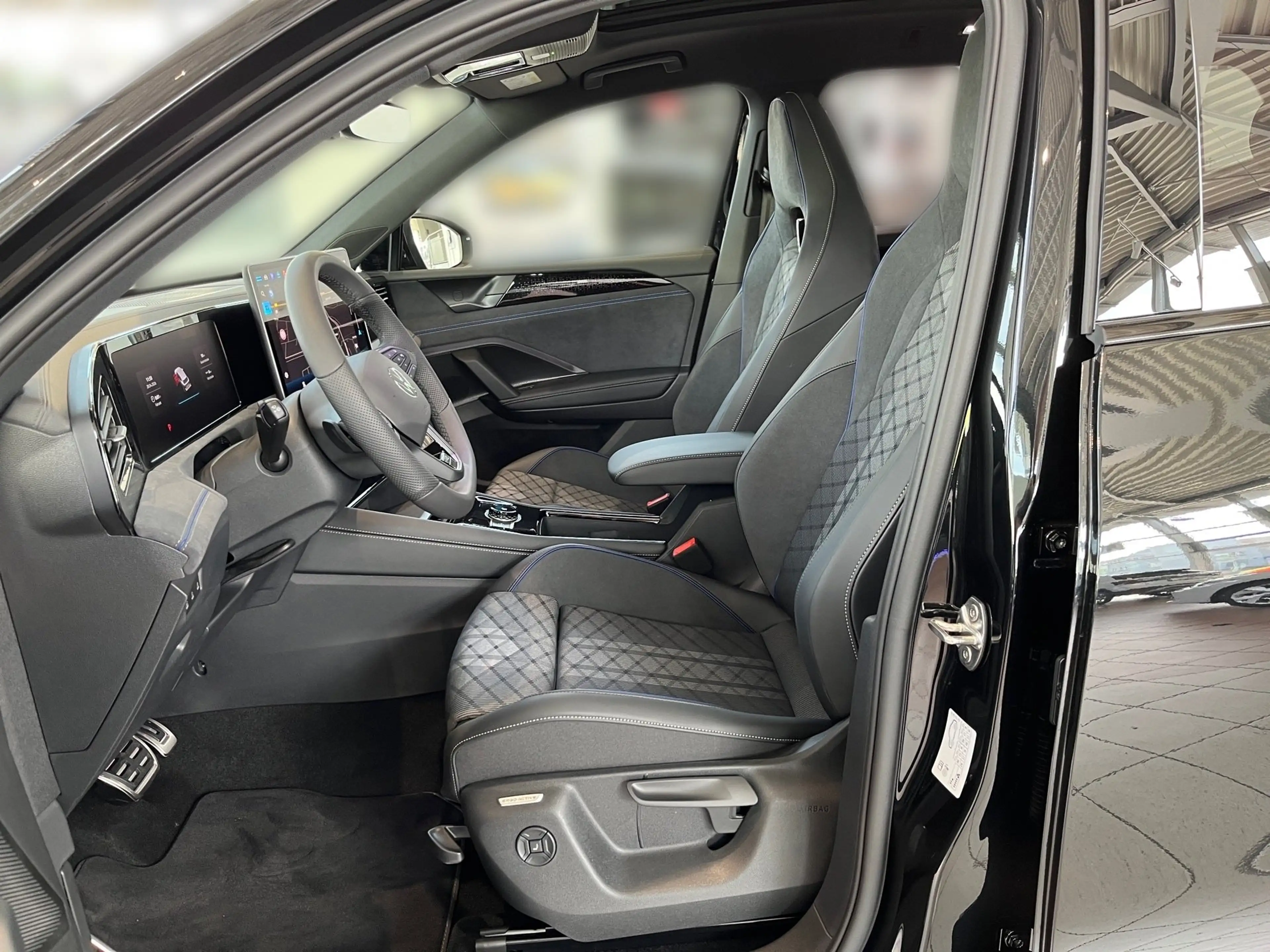 Volkswagen Tiguan 1.5 TSI eHybrid R-Line *PANO*AHK*NAVI* — photo 11