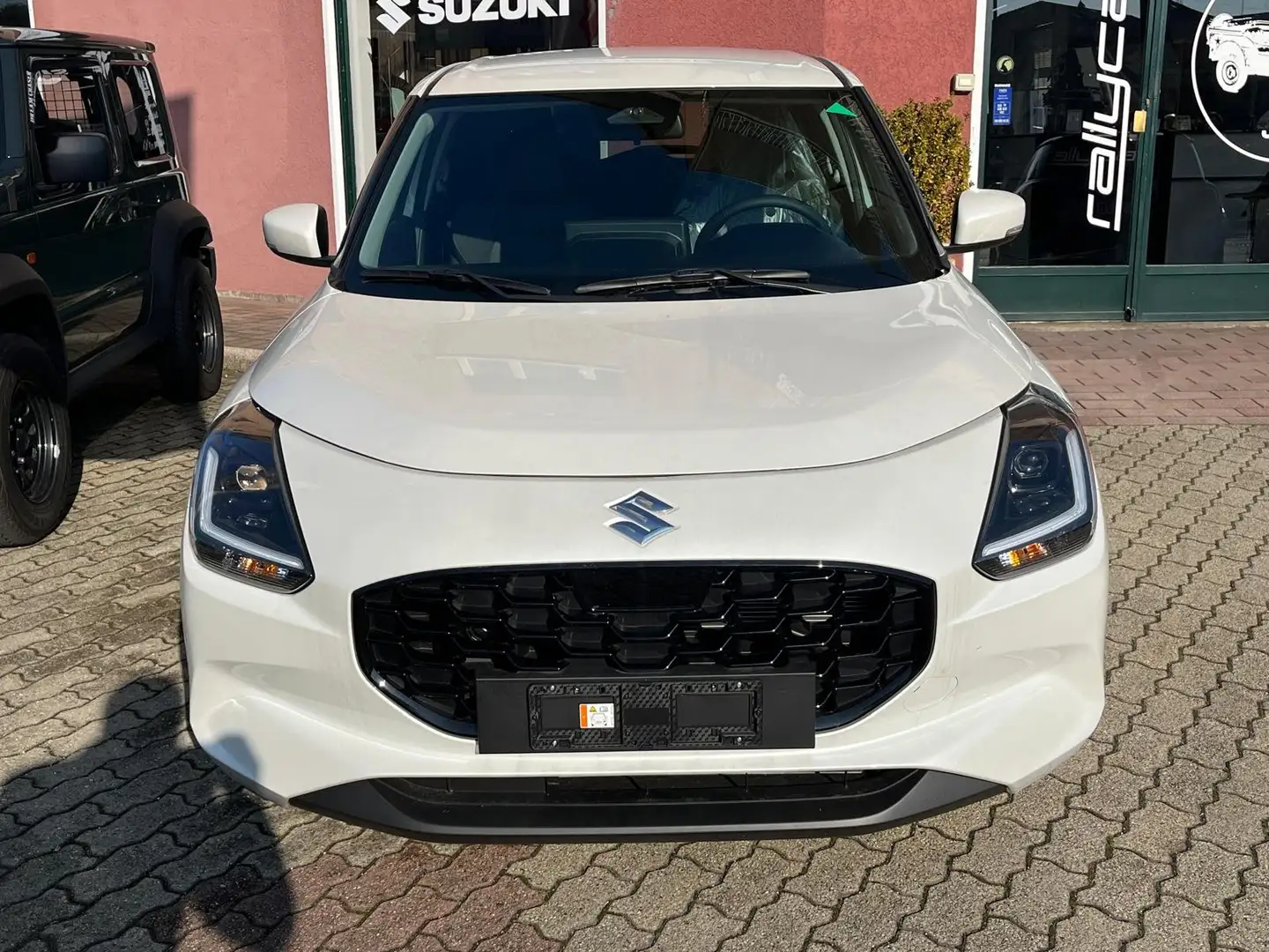 Suzuki Swift 1.2h Top 2wd promo maggio 2025 Bílá - 2