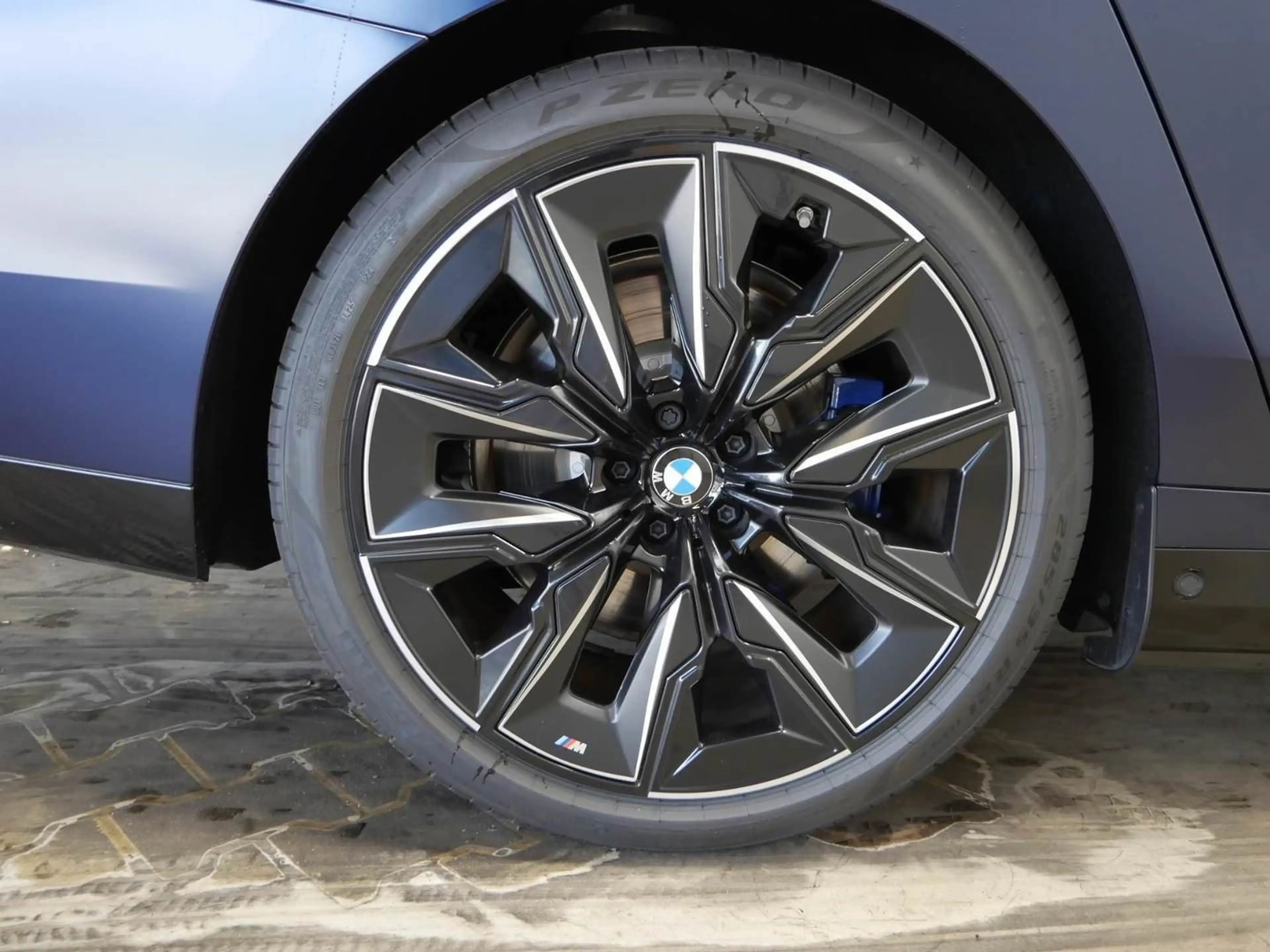 BMW i7 M70 xDrive Limousine //B&W Pano Massage — photo 12
