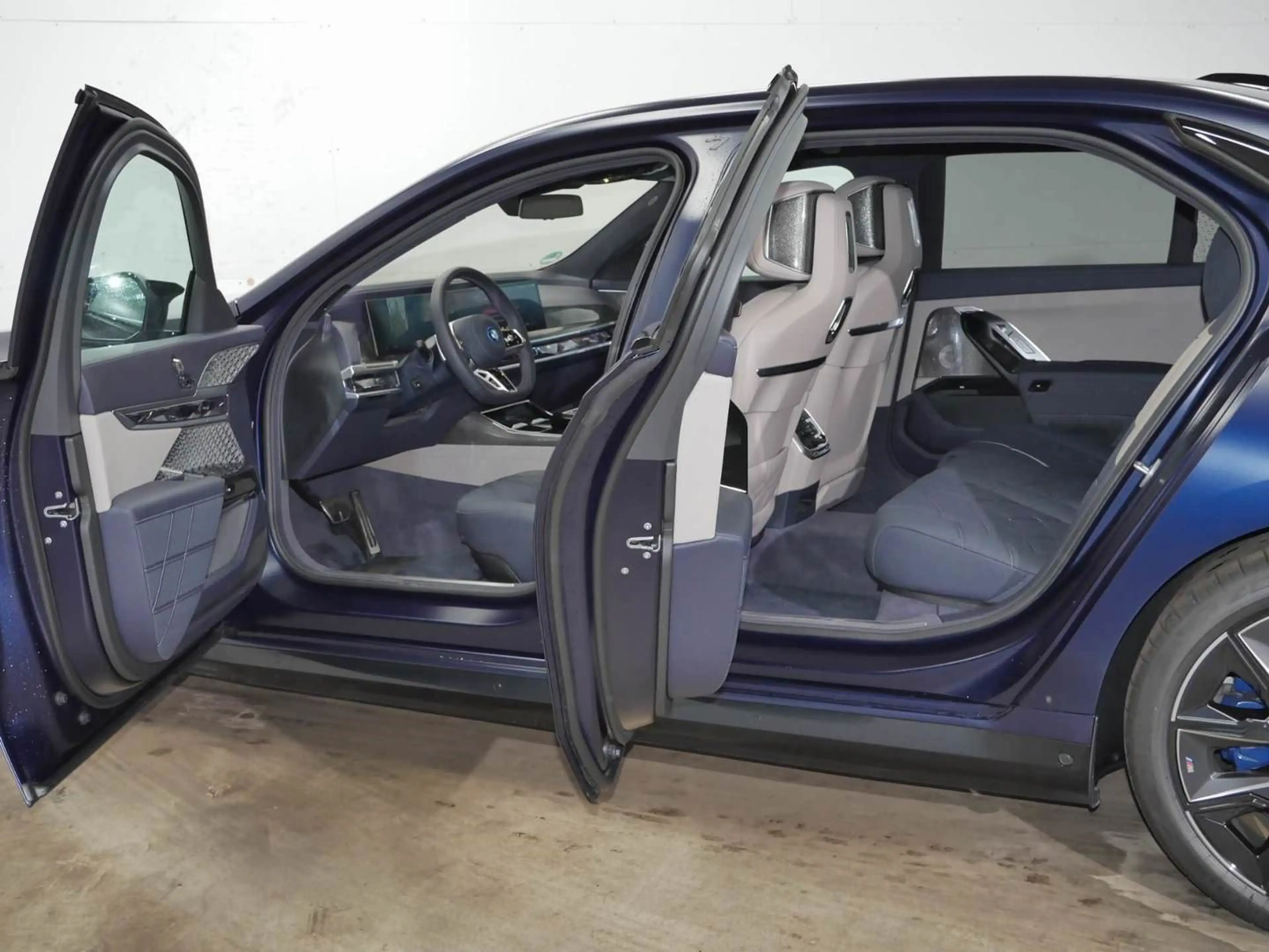 BMW i7 M70 xDrive Limousine //B&W Pano Massage — photo 11