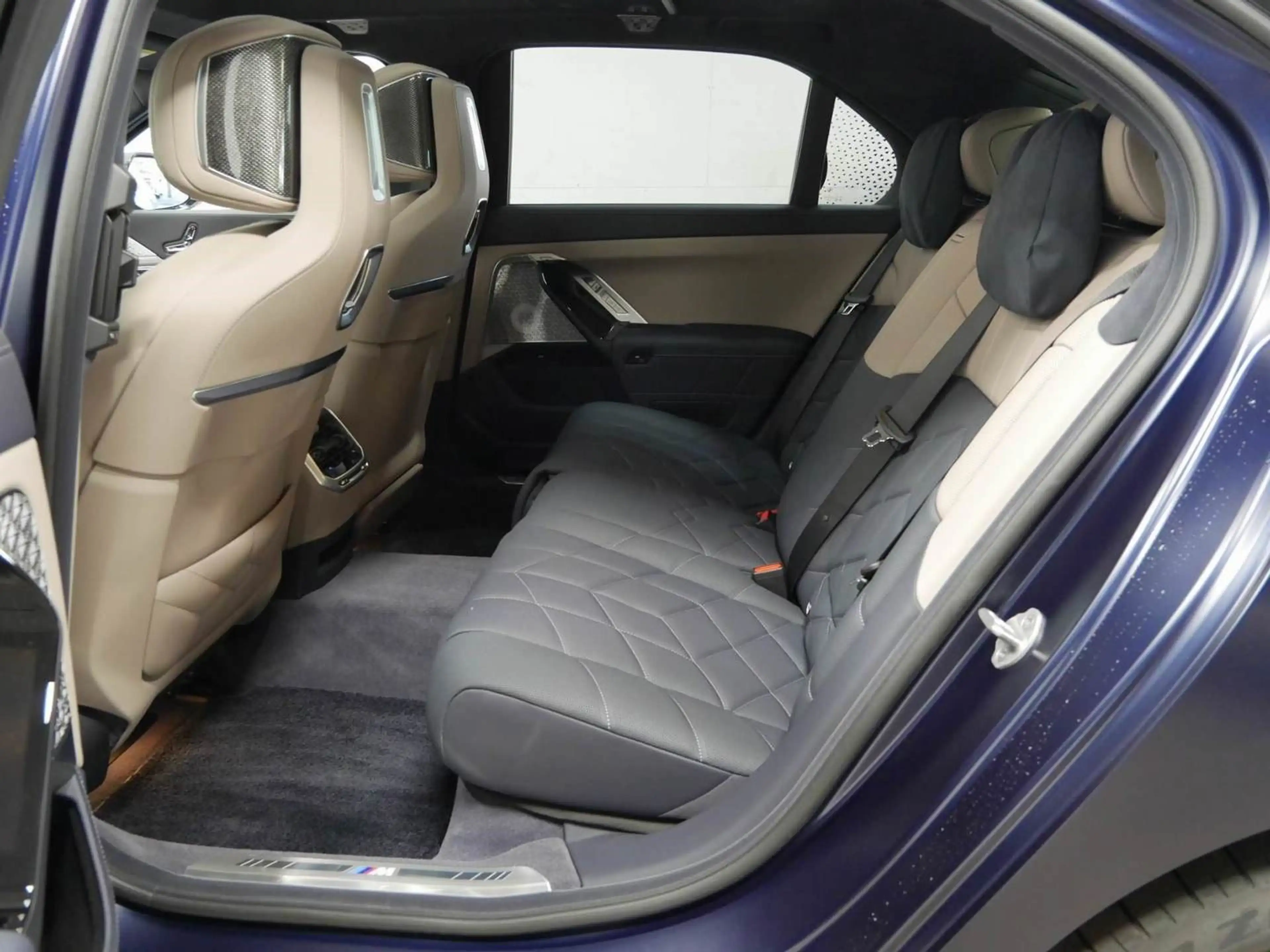 BMW i7 M70 xDrive Limousine //B&W Pano Massage — photo 10