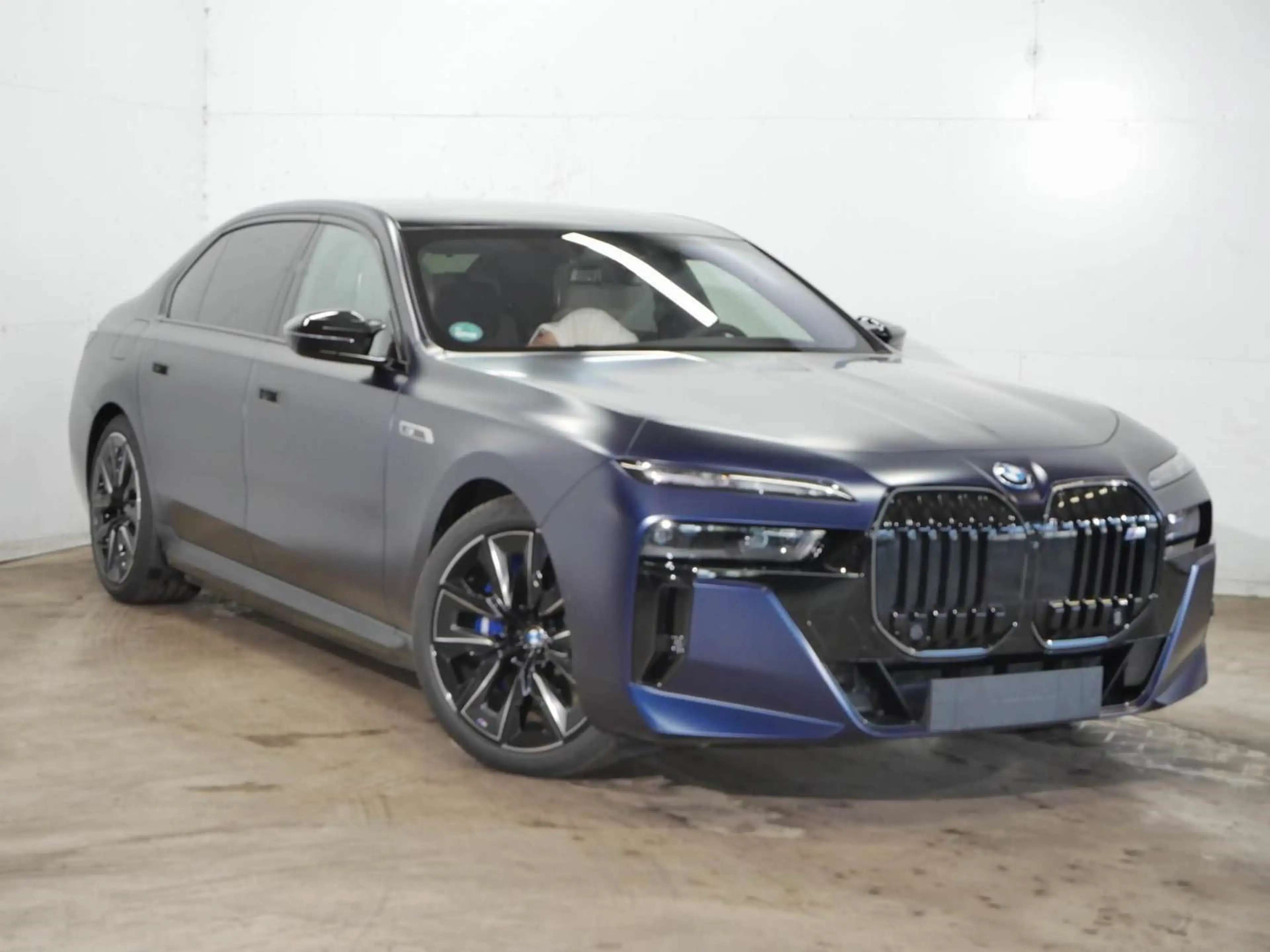 BMW i7 M70 xDrive Limousine //B&W Pano Massage — photo 3