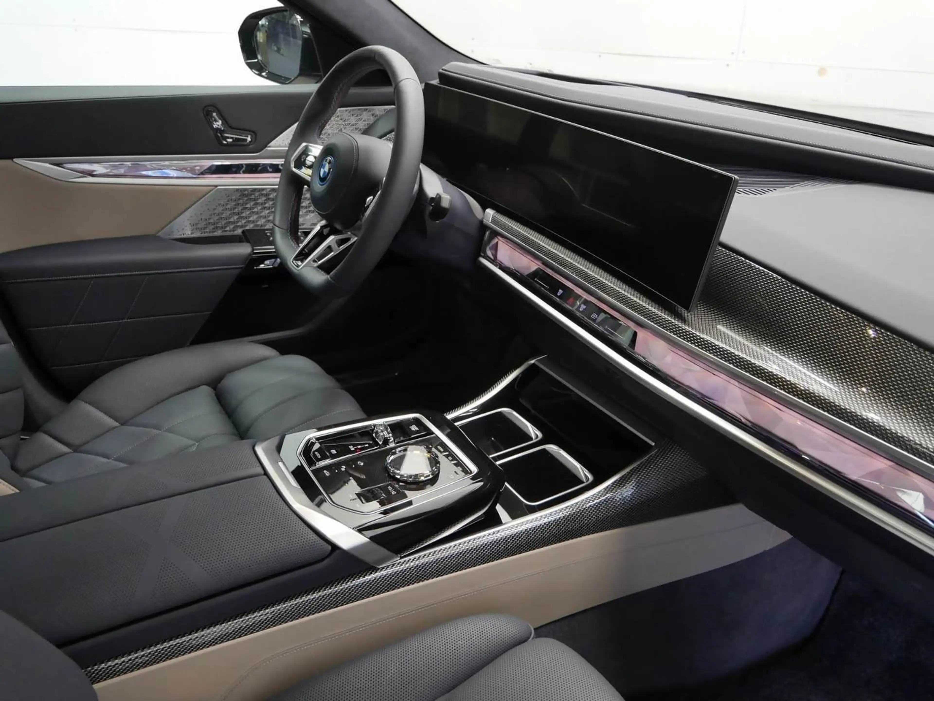 BMW i7 M70 xDrive Limousine //B&W Pano Massage — photo 7