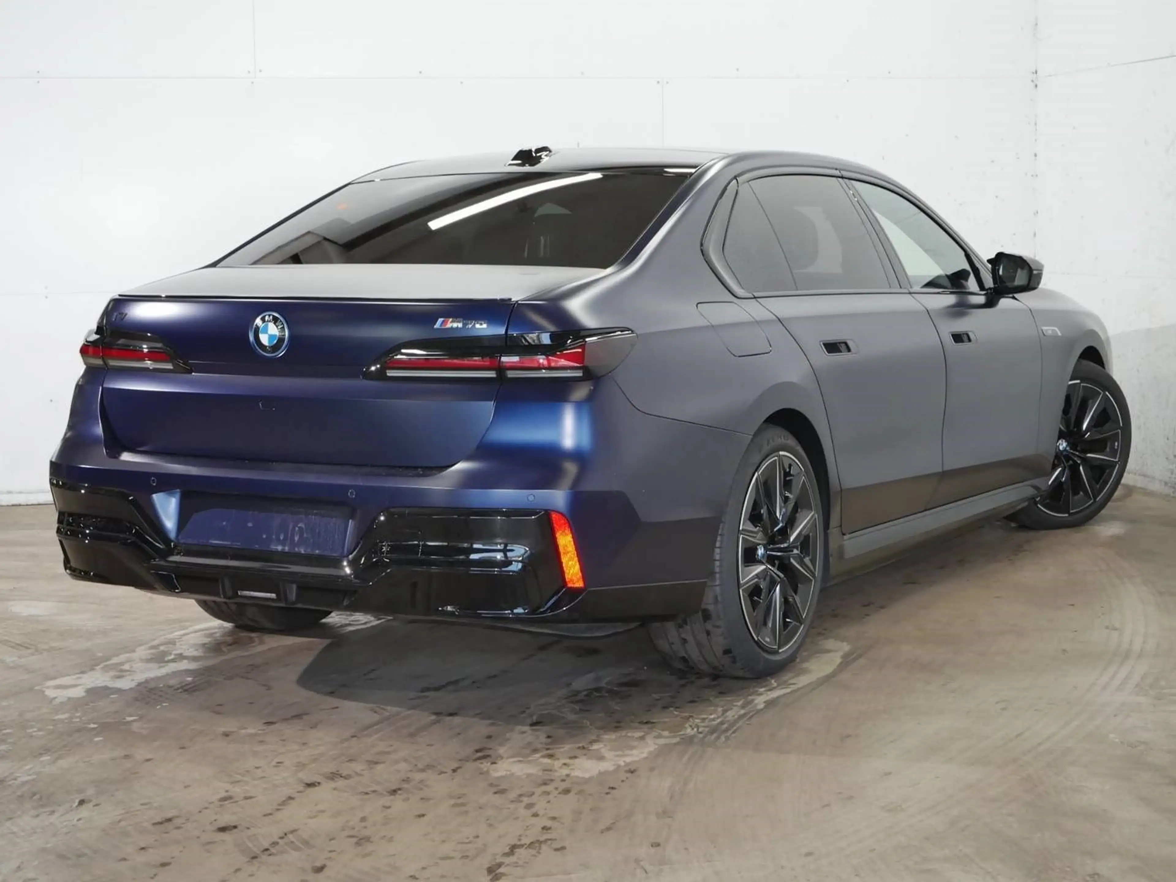 BMW i7 M70 xDrive Limousine //B&W Pano Massage — photo 2
