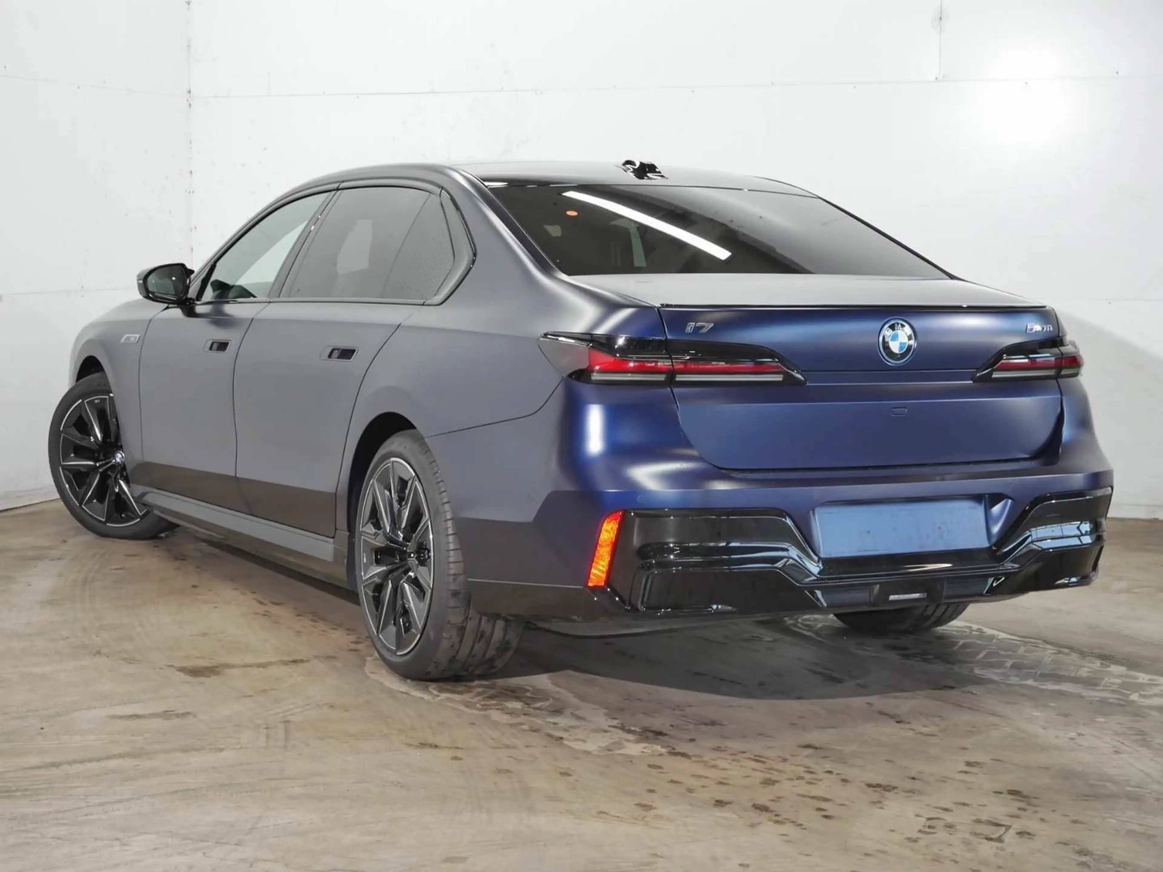 BMW i7 M70 xDrive Limousine //B&W Pano Massage — photo 4