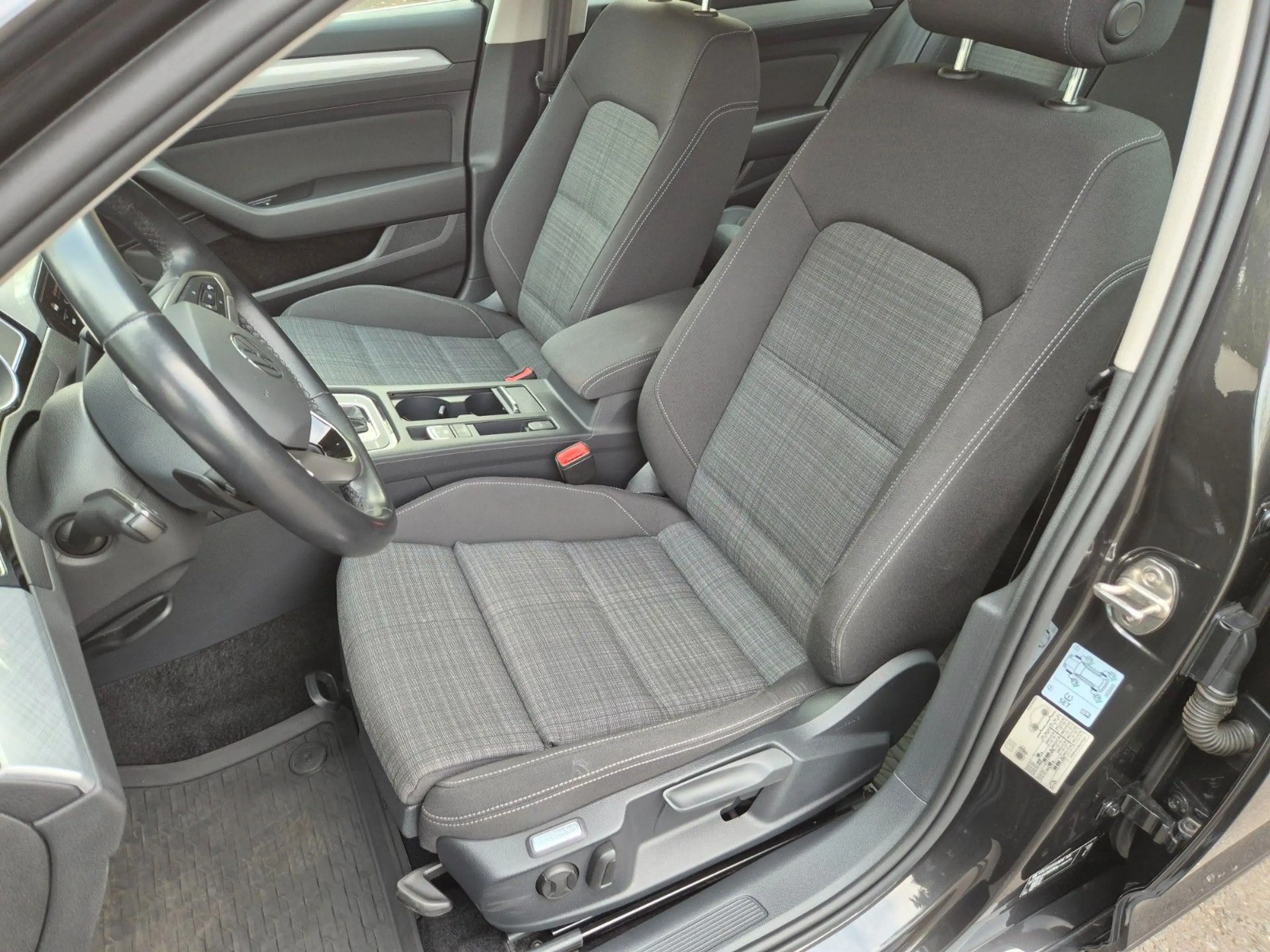Volkswagen Passat Lim. Business LED — photo 13
