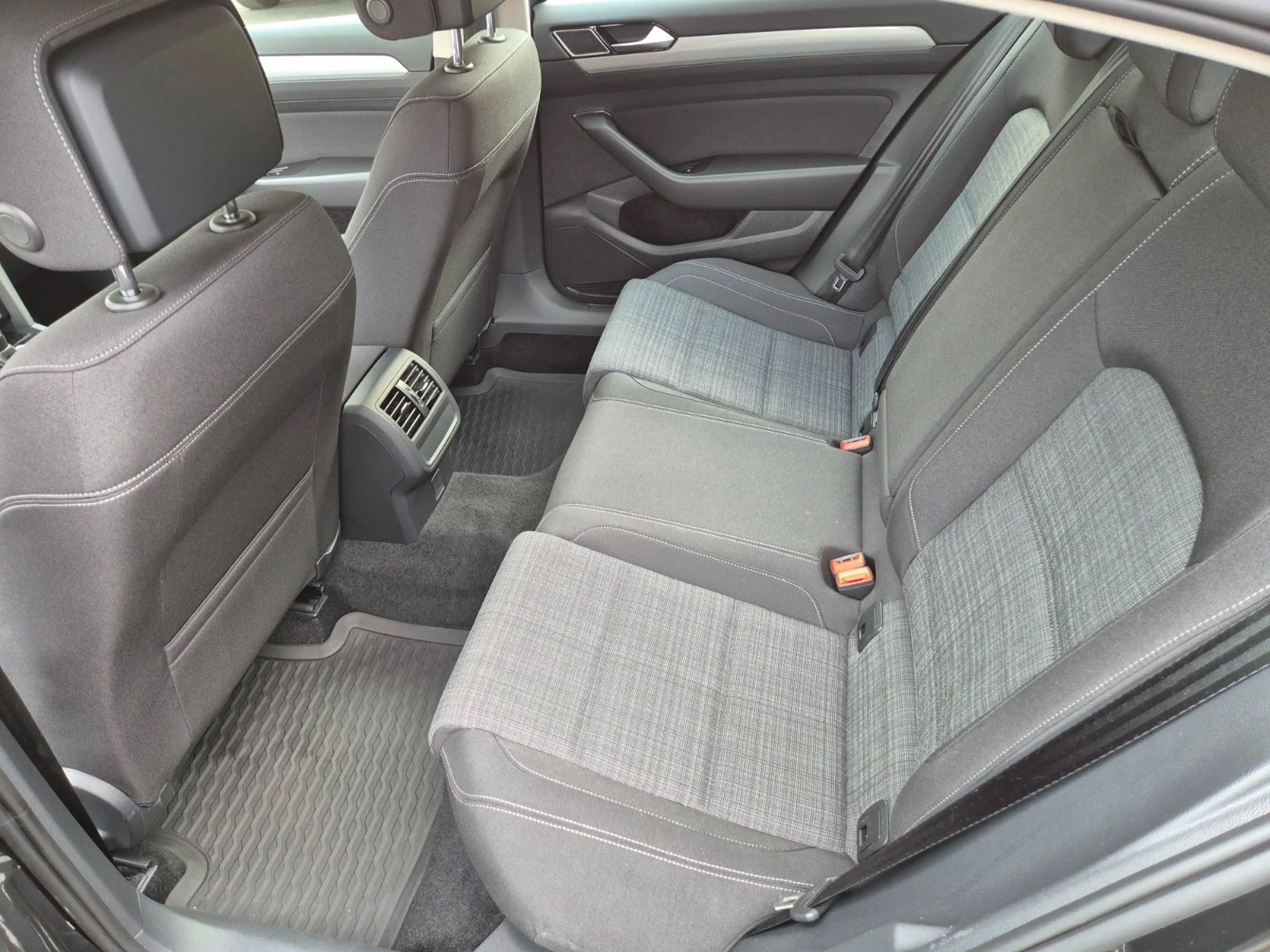 Volkswagen Passat Lim. Business LED — photo 14