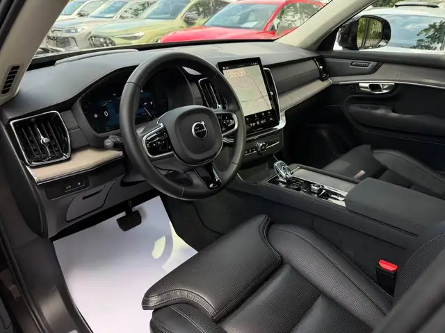 Volvo XC90 view 4