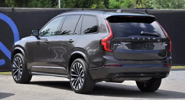Volvo XC90 view 3