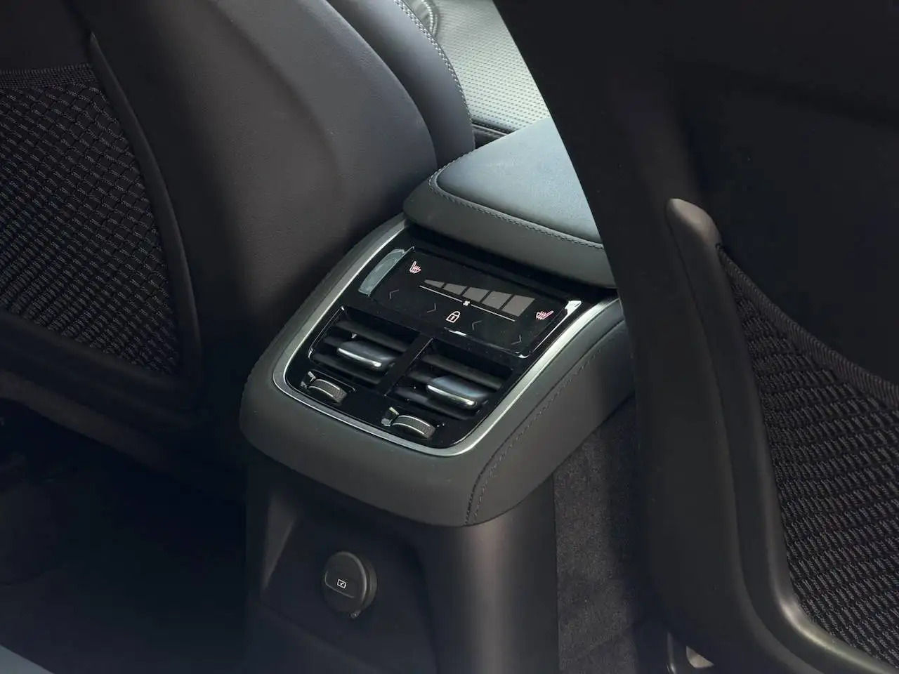 Volvo XC90 T8 ULTRA DARK MASSAGE GEKOELDE ZETELS PANO HARMAN KARDON — 22/22