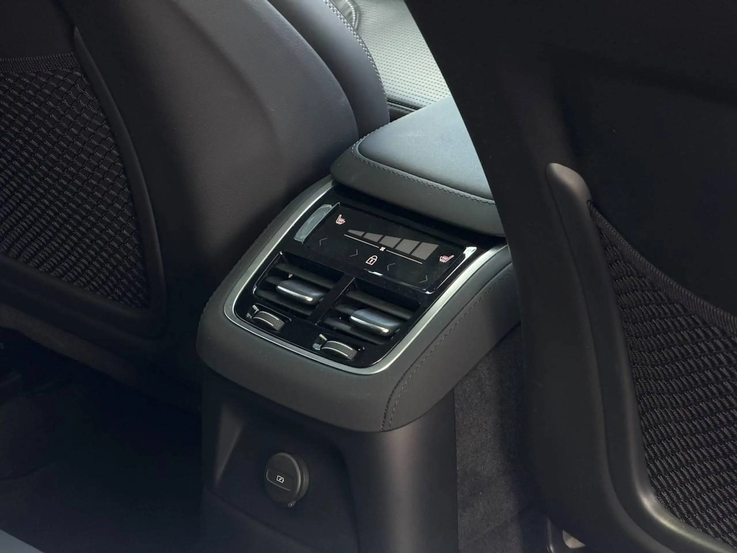 Volvo XC90 T8 ULTRA DARK MASSAGE GEKOELDE ZETELS PANO HARMAN KARDON — 22/22