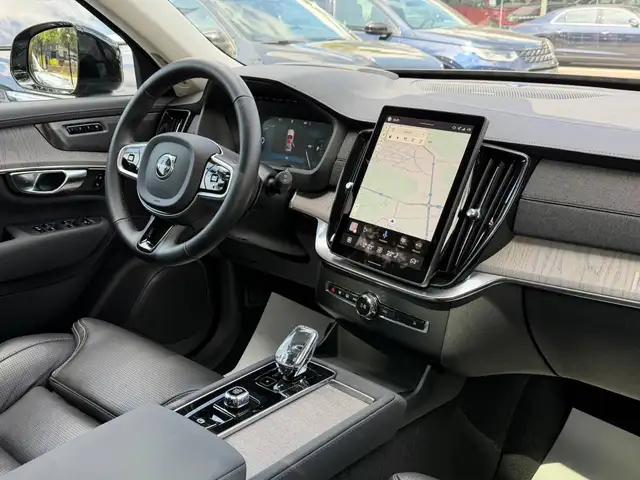 Volvo XC90 view 5