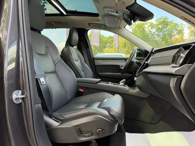 Volvo XC90 view 9