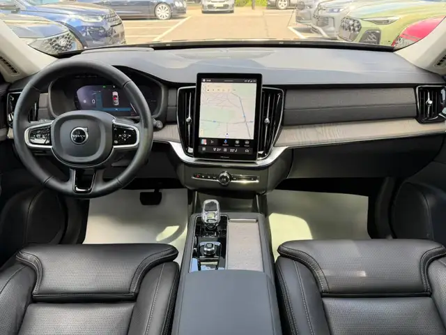 Volvo XC90 view 6