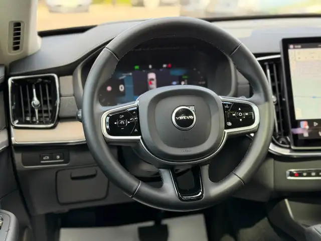 Volvo XC90 view 8