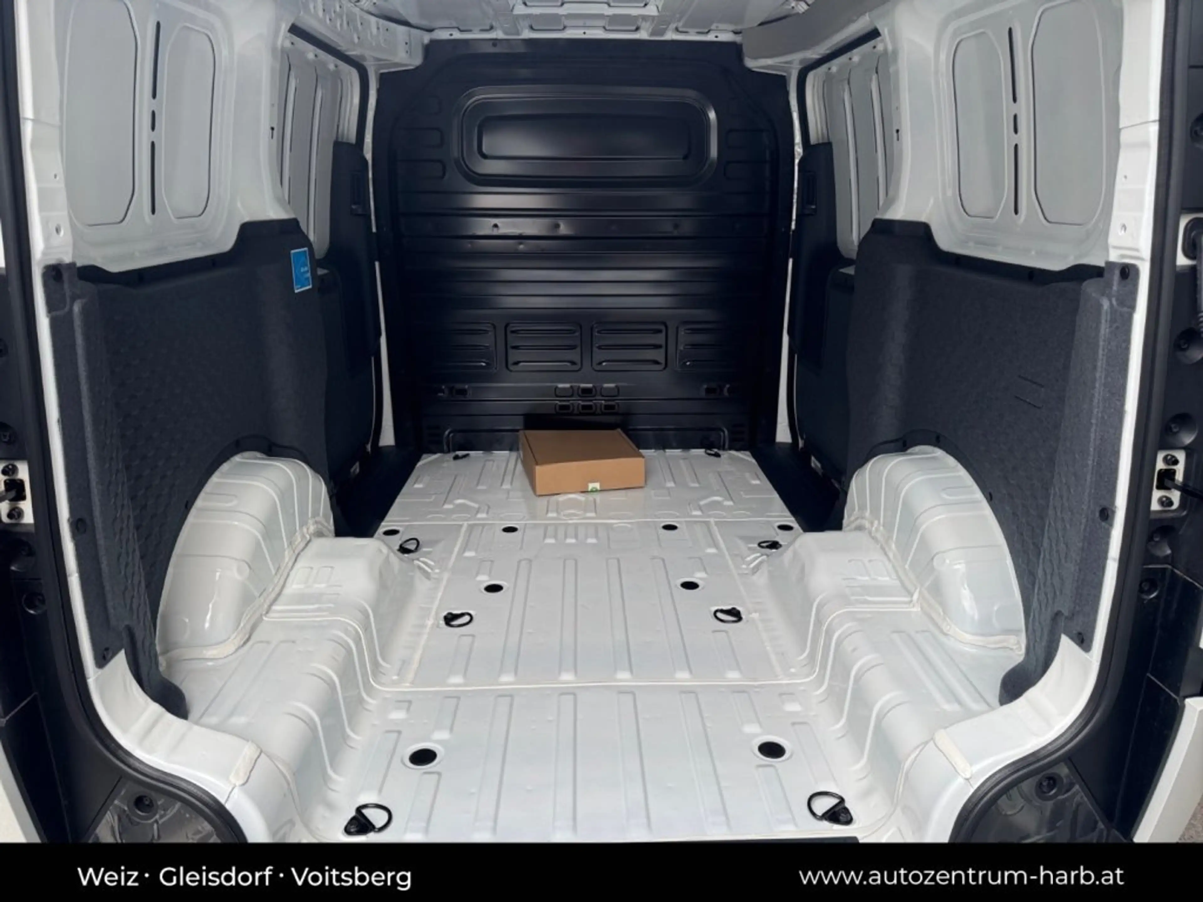 Kia PV5 Cargo PV5/CARGO/L2H1/4DR/PURE/71,2KWH/AT/163/M — photo 13