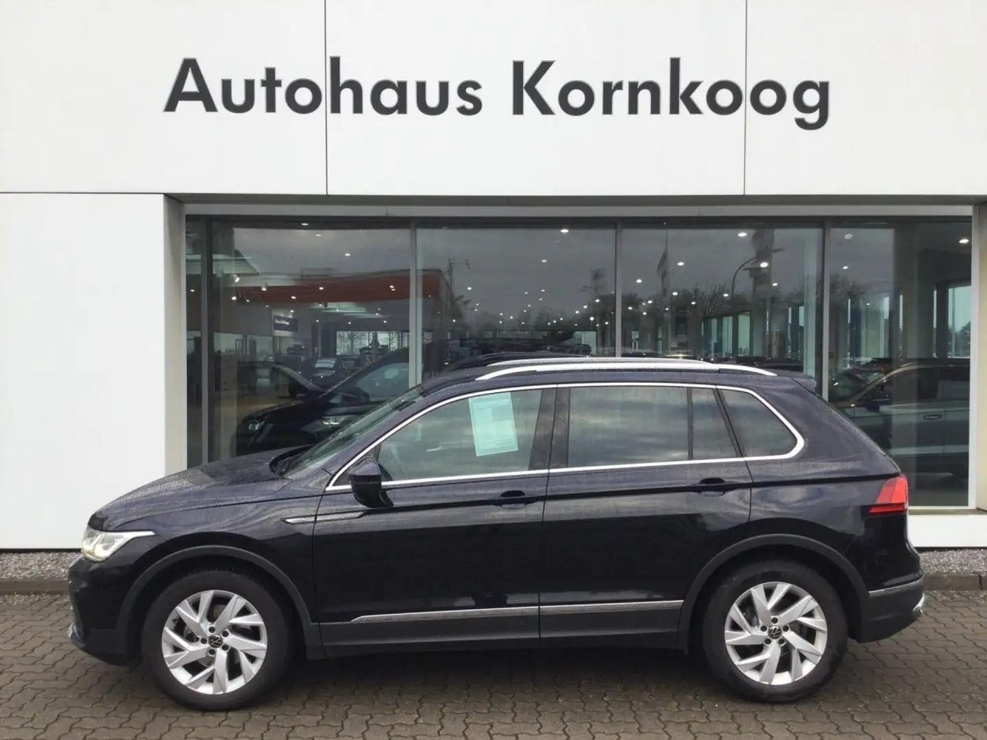 Volkswagen Tiguan 1.5 TSI DSG Elegance LED NAVI APP ACC AHK Schwarz - 1