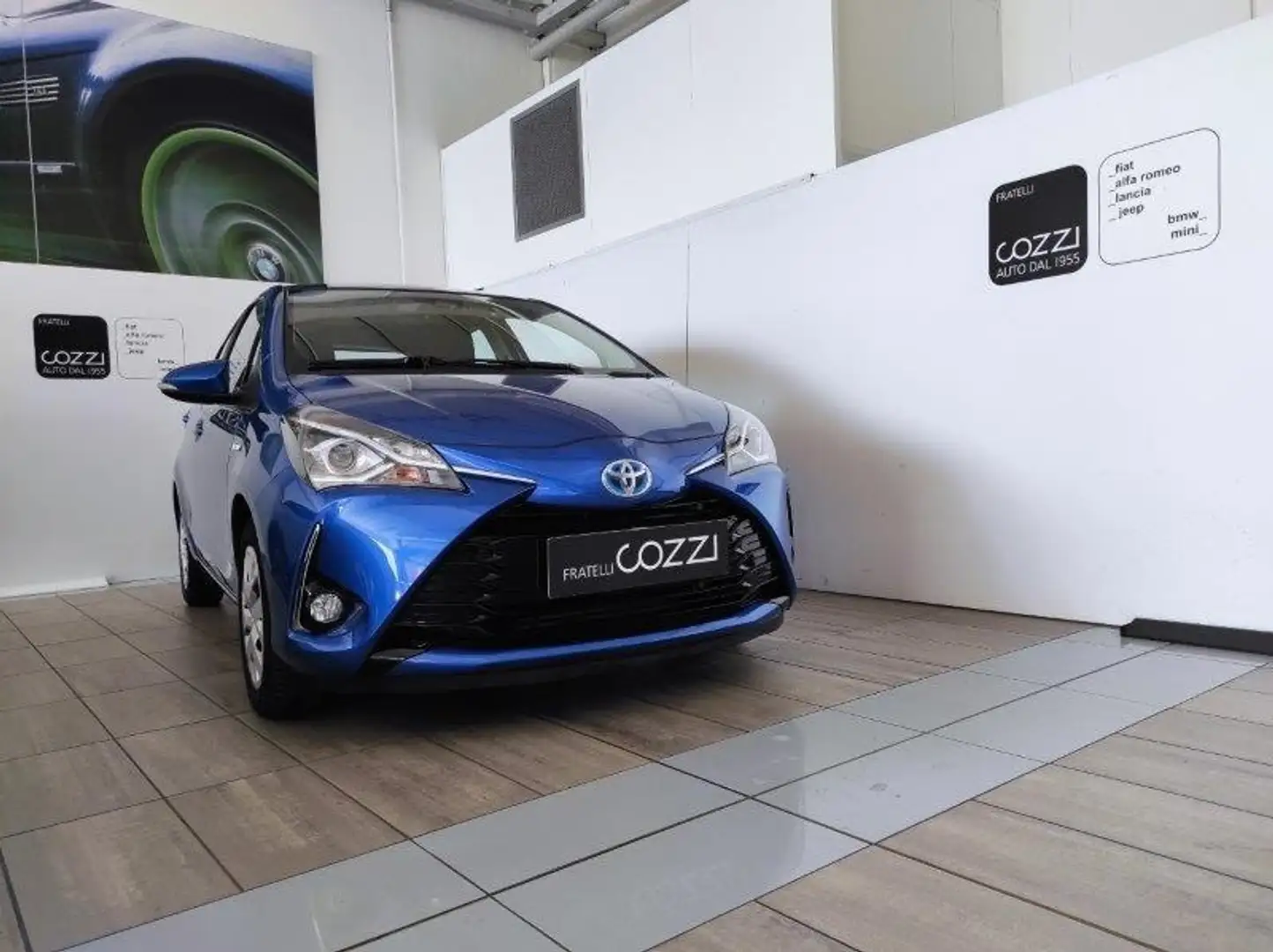 Toyota Yaris 3ª serie - Yaris 1.5 Hybrid 5 porte Cool Blu/Azzurro - 1