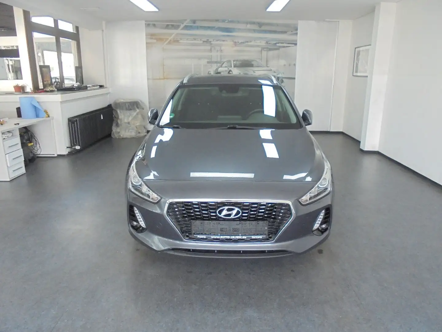 Hyundai i30 GDI Family+ WR+SR Kamera TÜV 10/2026 Grijs - 2