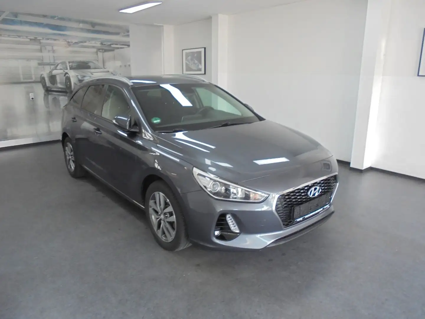 Hyundai i30 GDI Family+ WR+SR Kamera TÜV 10/2026 Grijs - 1