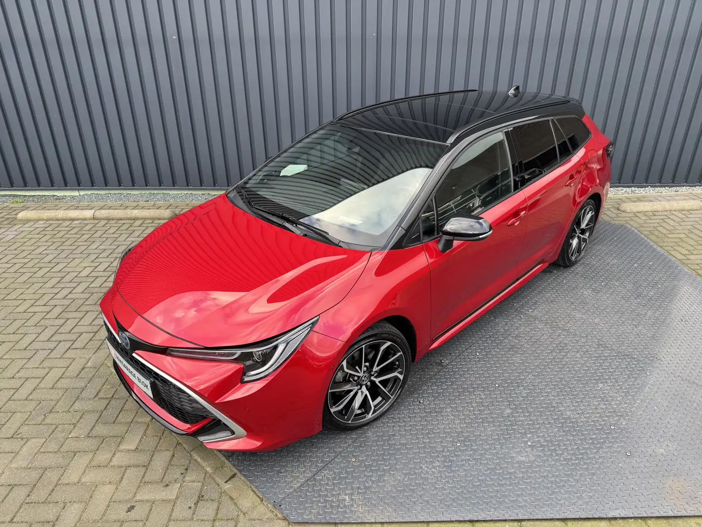 Toyota Corolla Touring Sports 2.0 Hybrid Executive / Bi tone | Pa Rood - 2