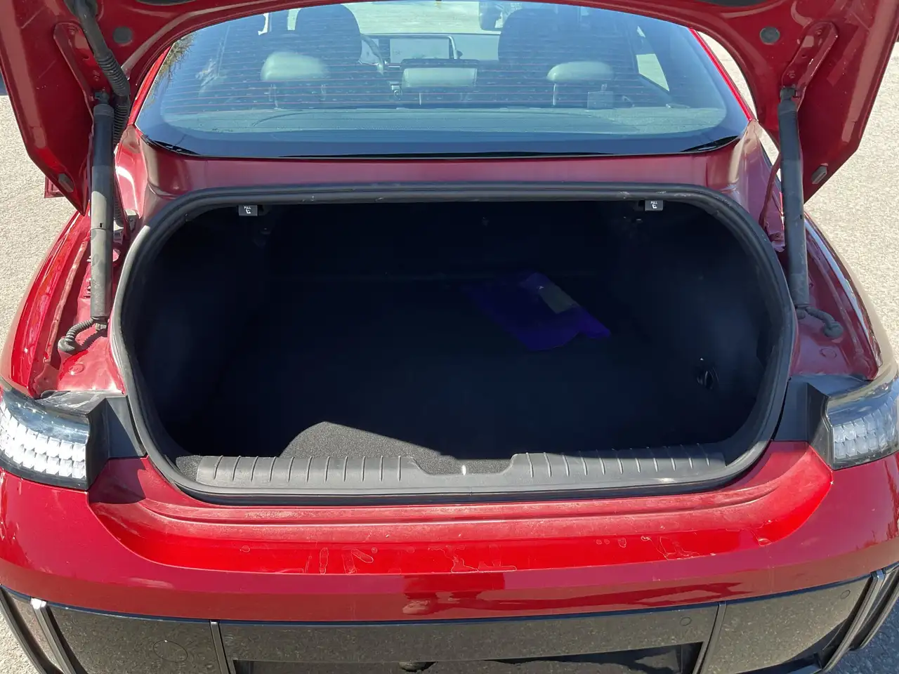 Hyundai IONIQ 6 снимка Hyundai IONIQ 6