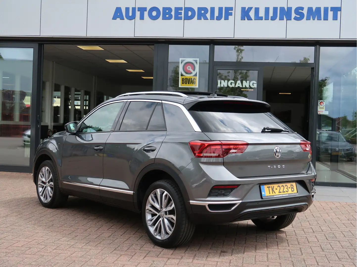 Volkswagen T-Roc 1.5 TSI Sport Plus | Panorama | 18 inch | Executiv Gris - 2