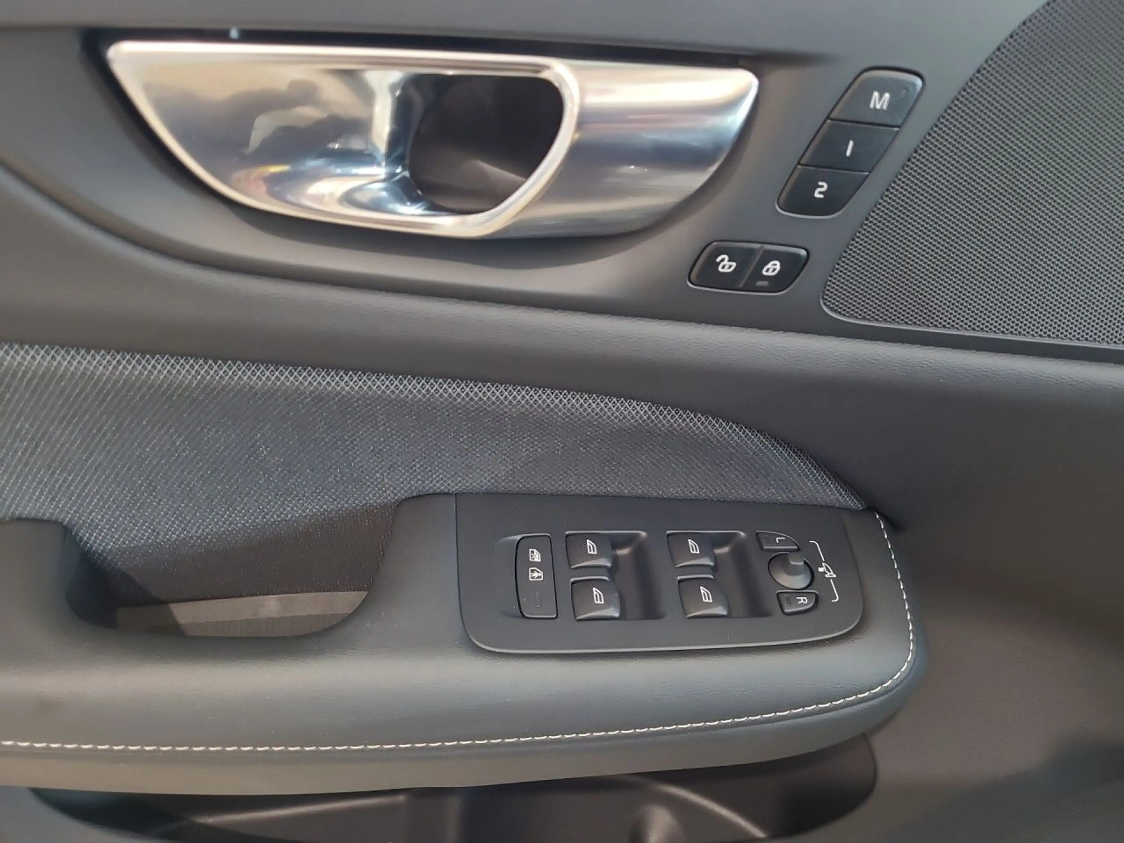 Volvo V60 Plus Dark Recharge Plug-In Hybrid AWD Navi LED — photo 8