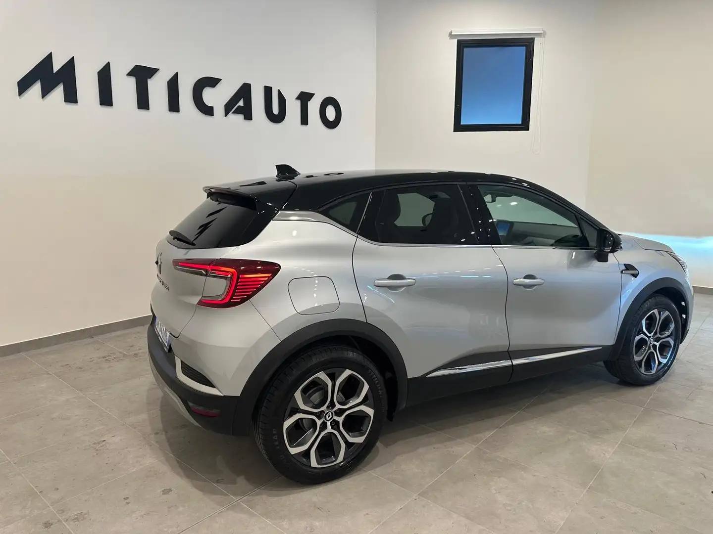 Renault Captur II 1.0 tce Techno Fast Track Gpl 100cv Plateado - 2
