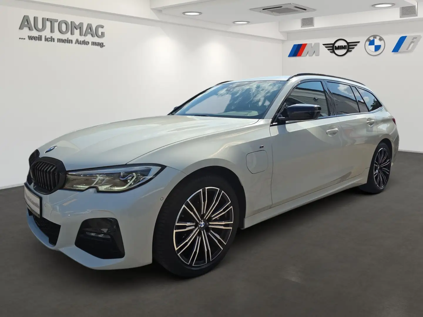 BMW 330 e xDrive Touring M-Sport*AHK*Laser*Drive Assist*St Weiß - 1
