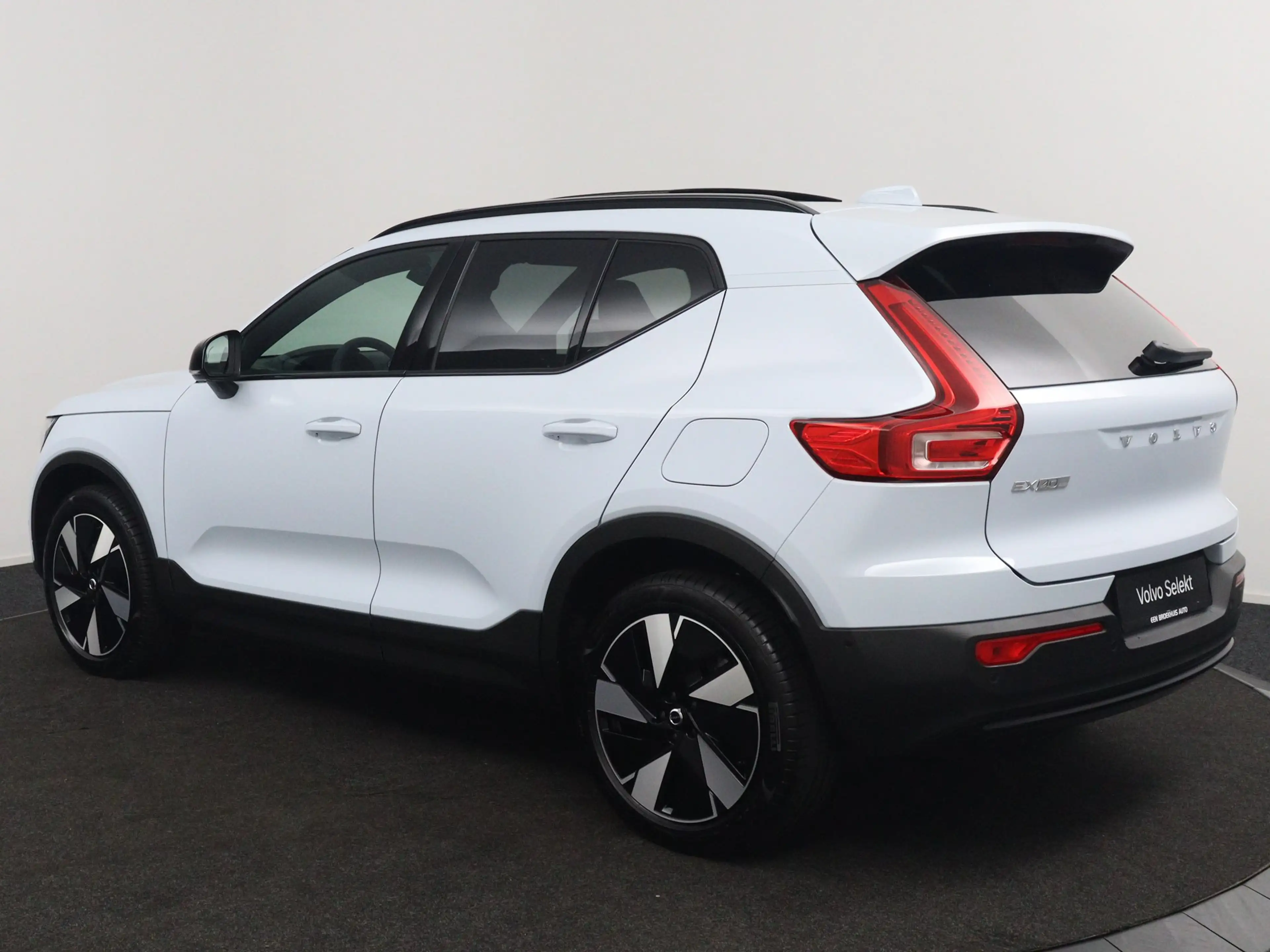 Volvo EX40 Single Motor Extended Range Plus Dark 82 kWh | Pan — photo 45