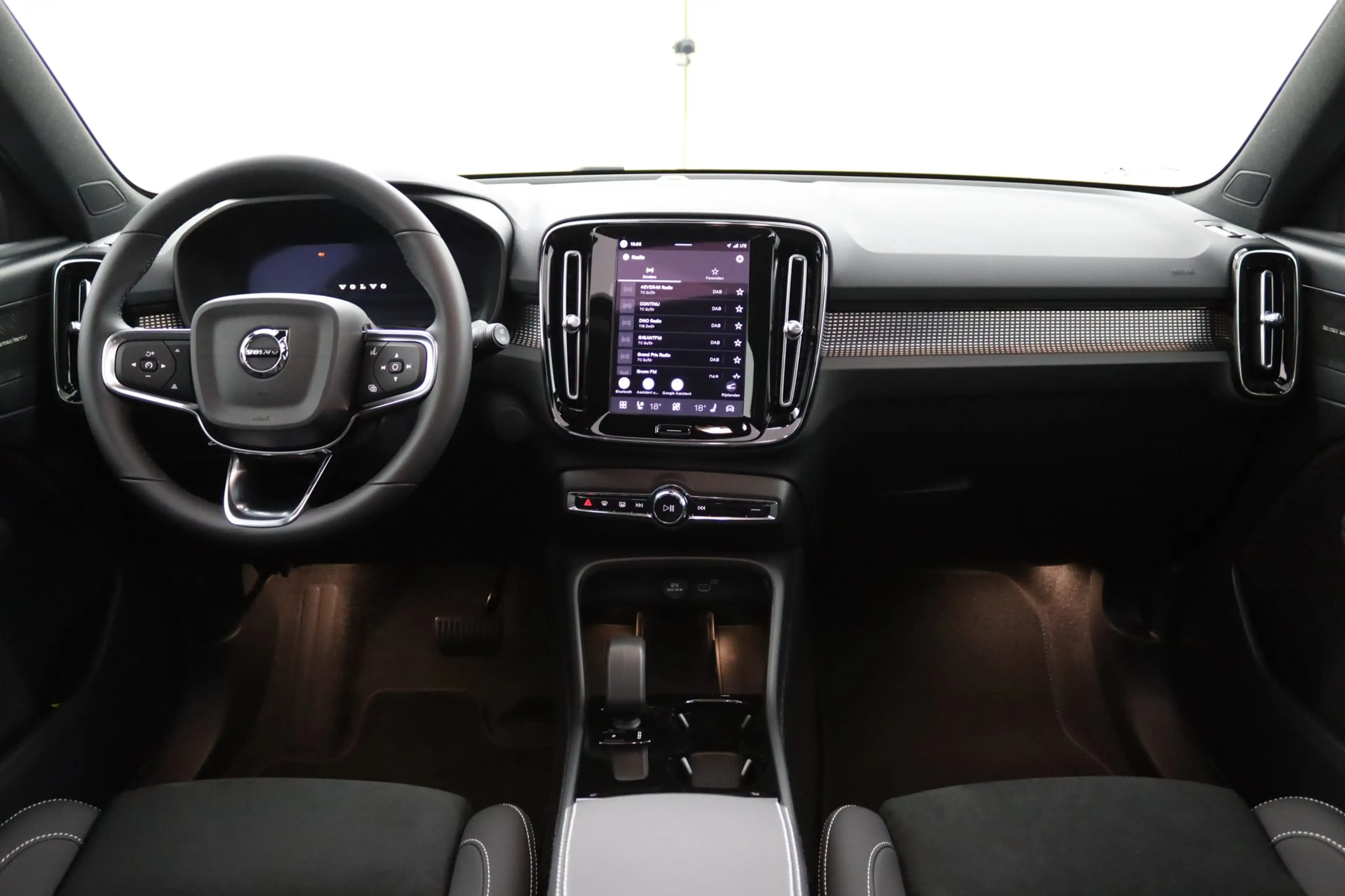 Volvo EX40 Single Motor Extended Range Plus Dark 82 kWh | Pan — photo 5