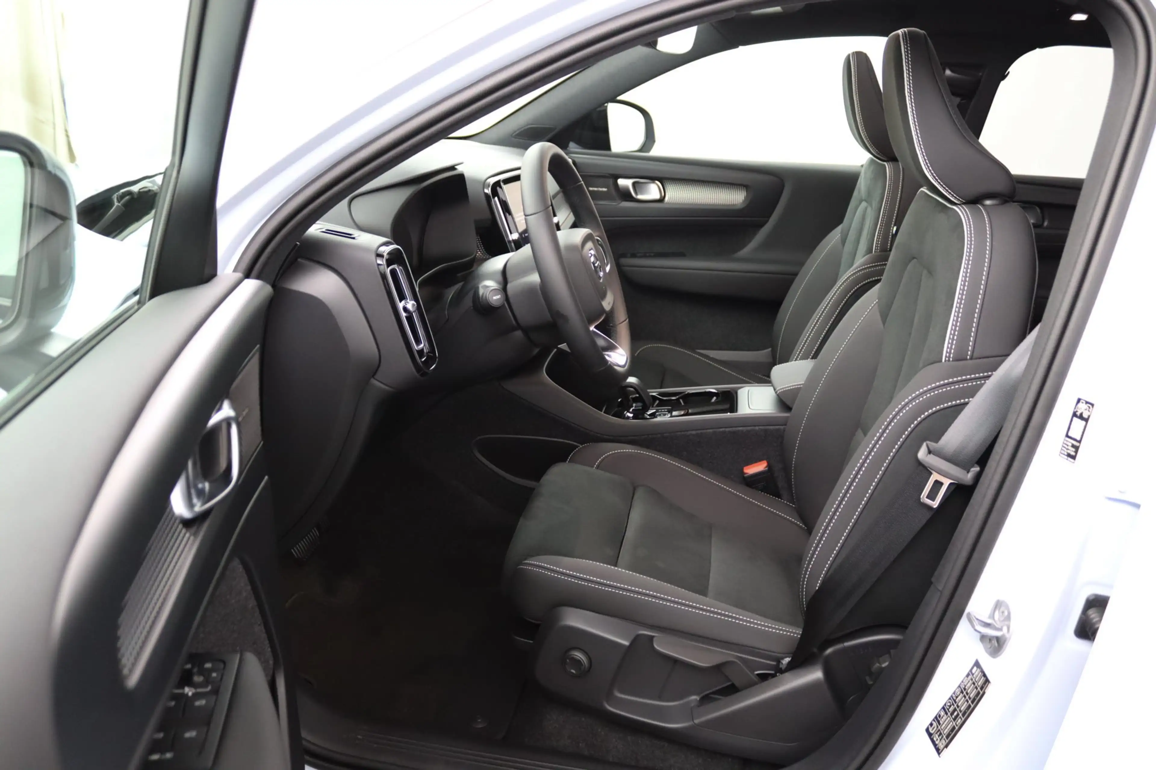 Volvo EX40 Single Motor Extended Range Plus Dark 82 kWh | Pan — photo 8