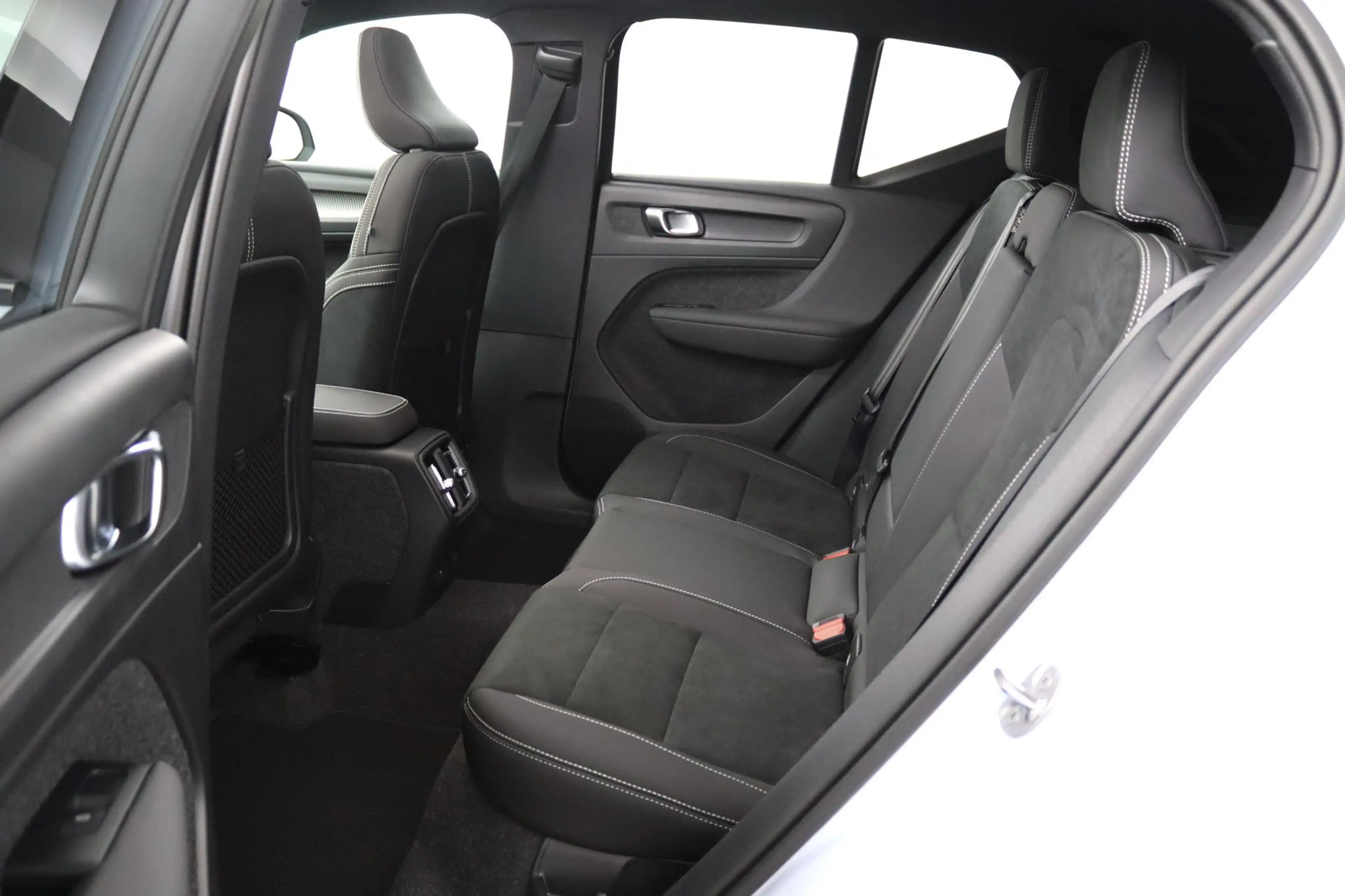Volvo EX40 Single Motor Extended Range Plus Dark 82 kWh | Pan — photo 13