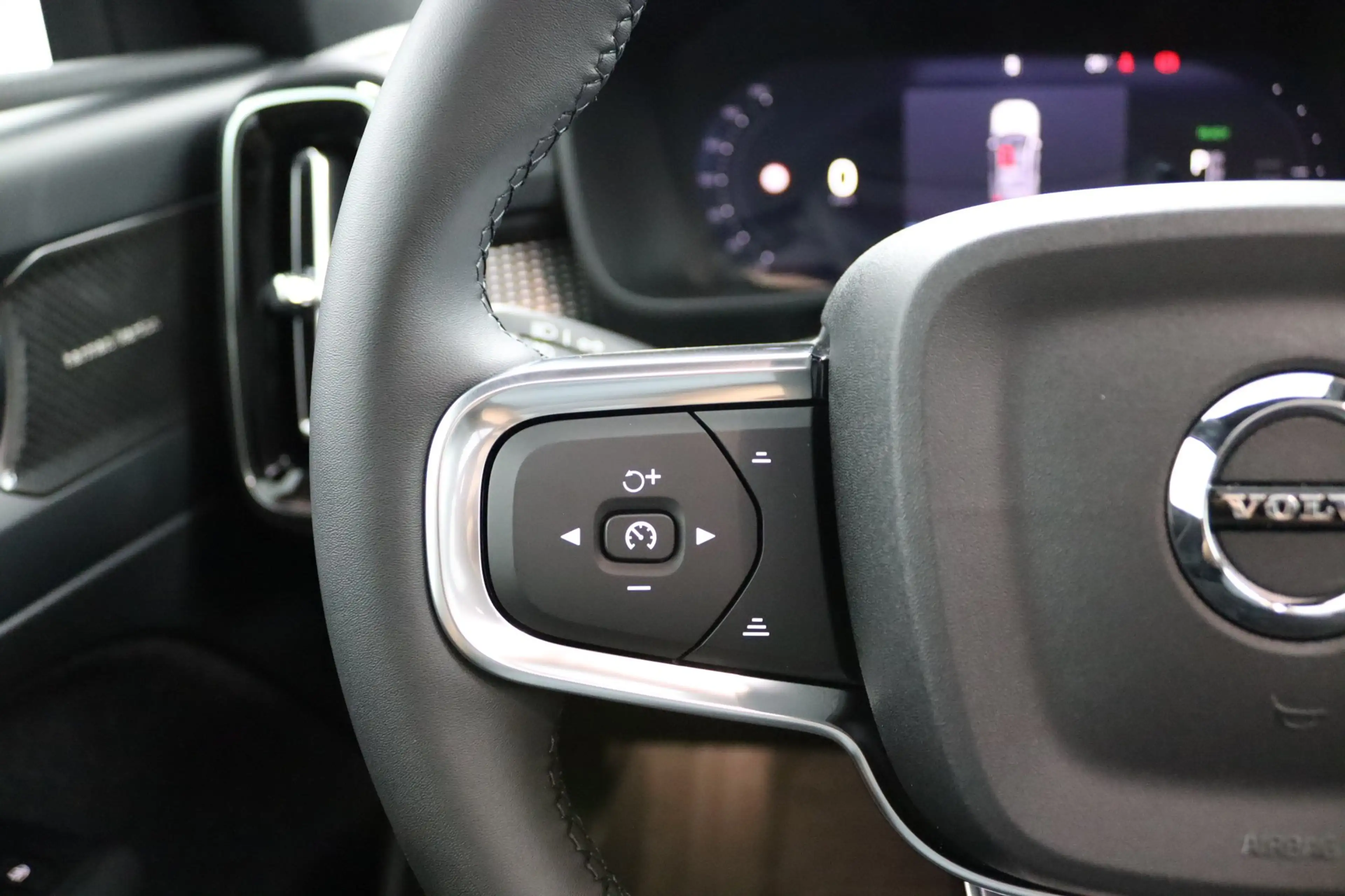 Volvo EX40 Single Motor Extended Range Plus Dark 82 kWh | Pan — photo 16
