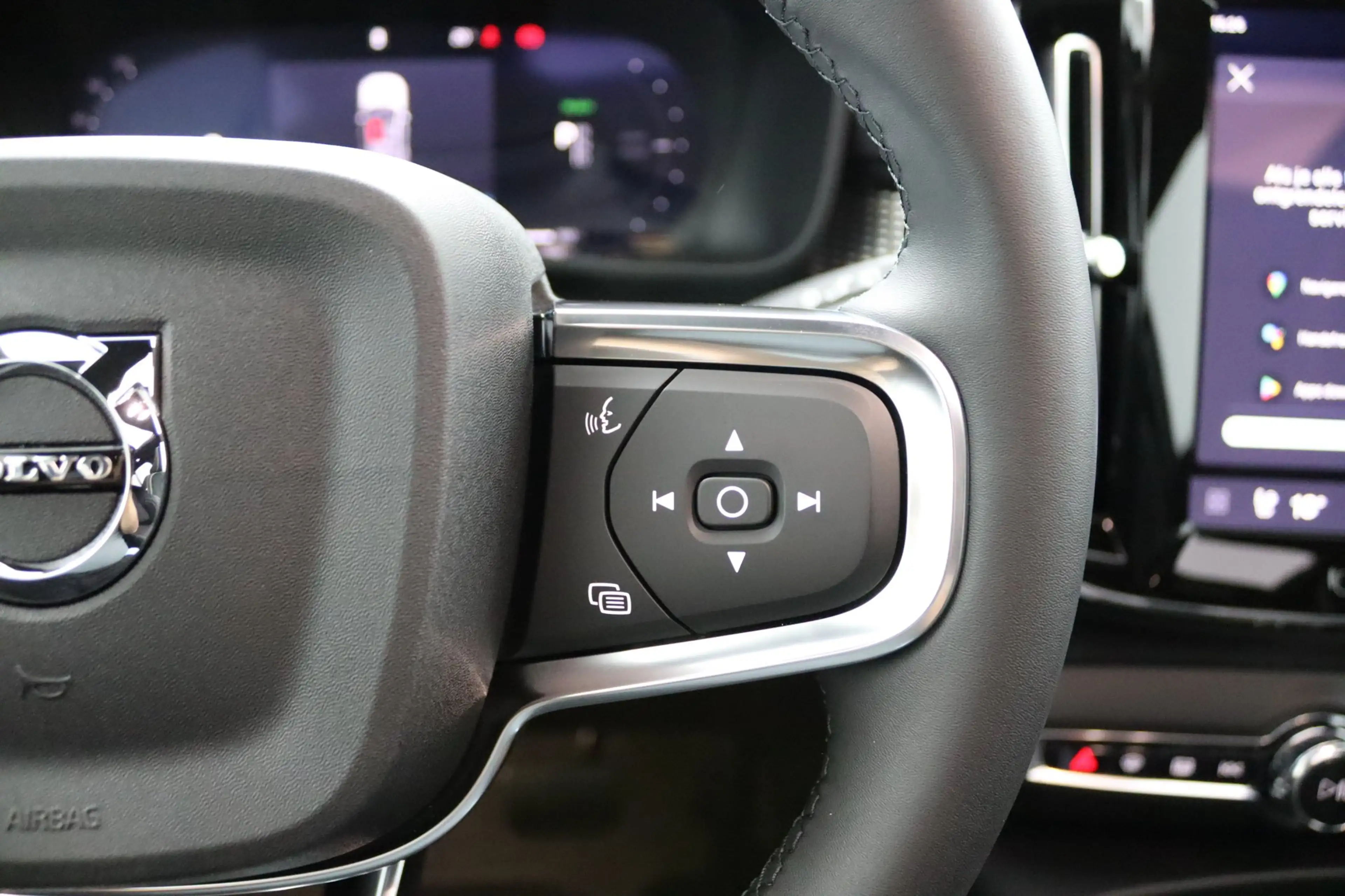 Volvo EX40 Single Motor Extended Range Plus Dark 82 kWh | Pan — photo 18