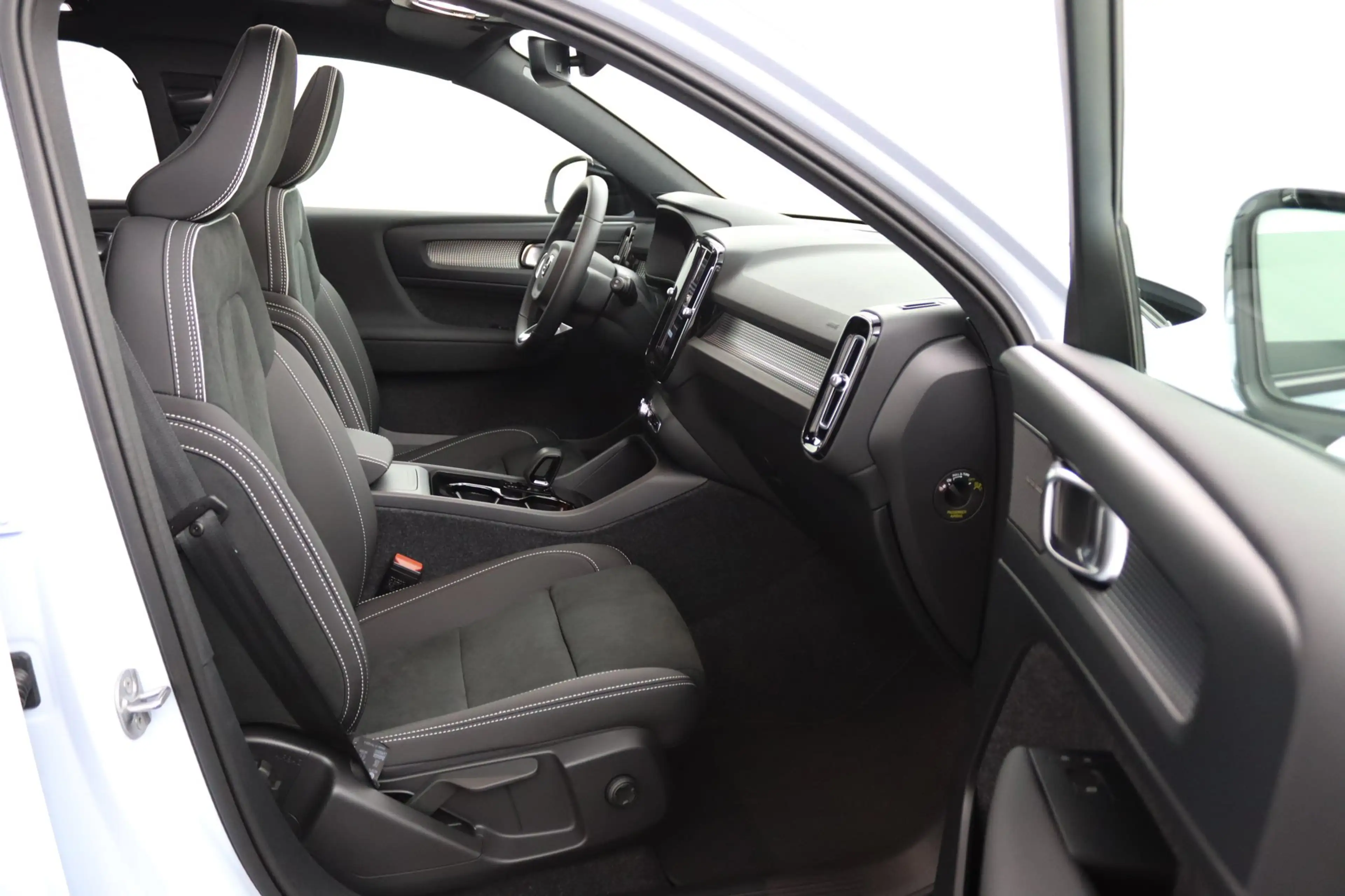 Volvo EX40 Single Motor Extended Range Plus Dark 82 kWh | Pan — photo 9