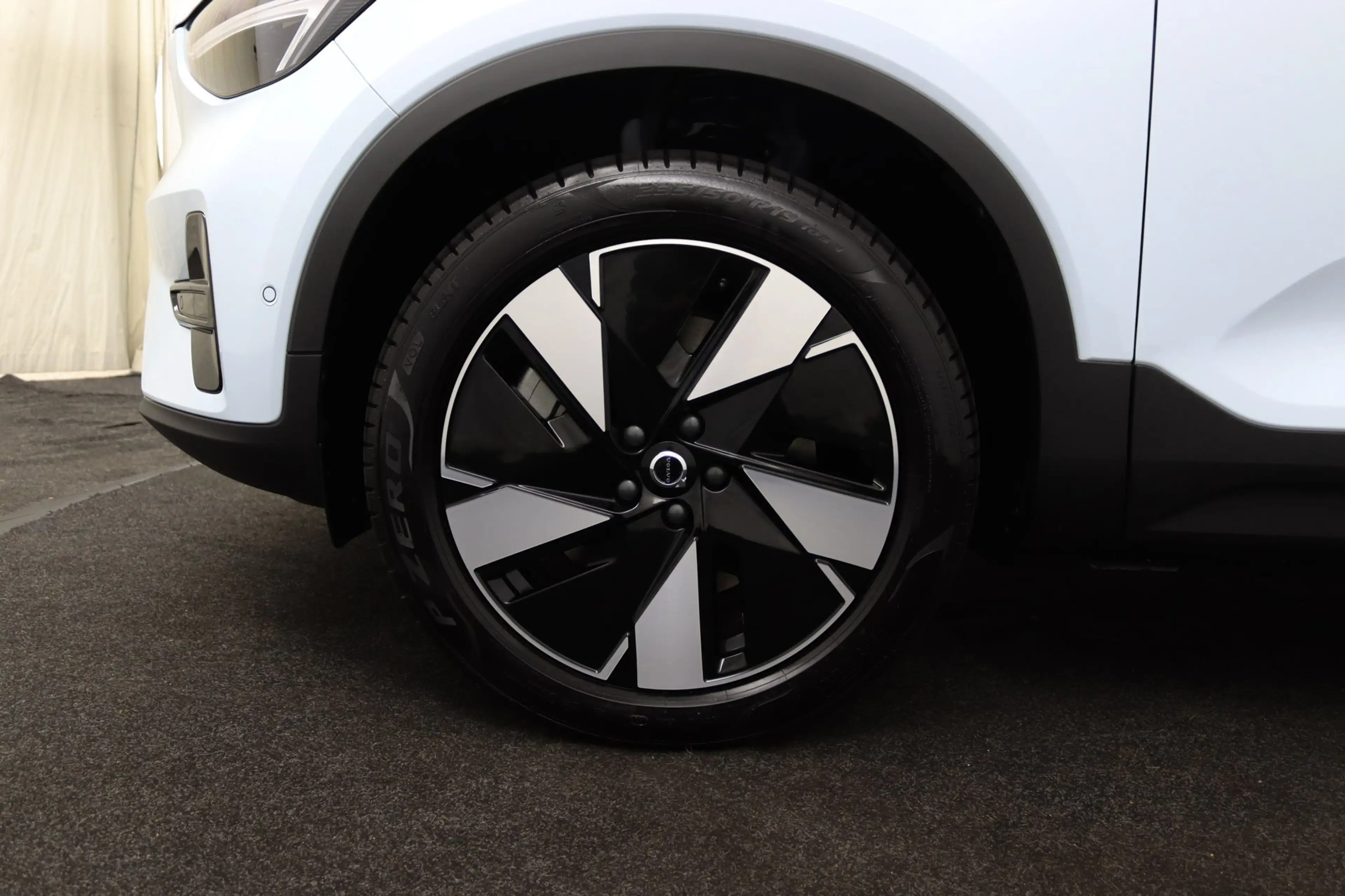 Volvo EX40 Single Motor Extended Range Plus Dark 82 kWh | Pan — photo 15