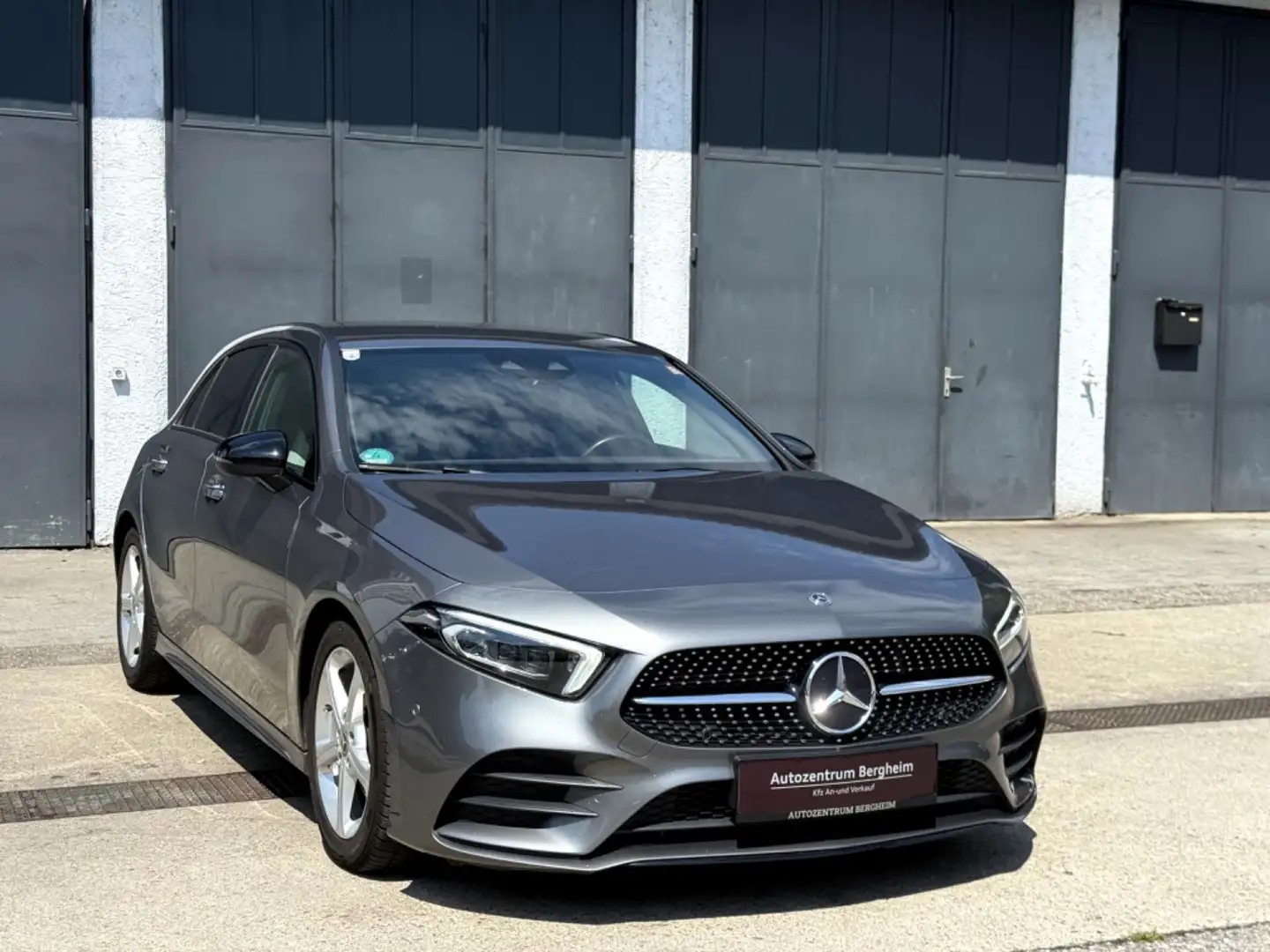 Mercedes-Benz A 180 Aut. AMG-Line / Ambiente / Kamera Grau - 1