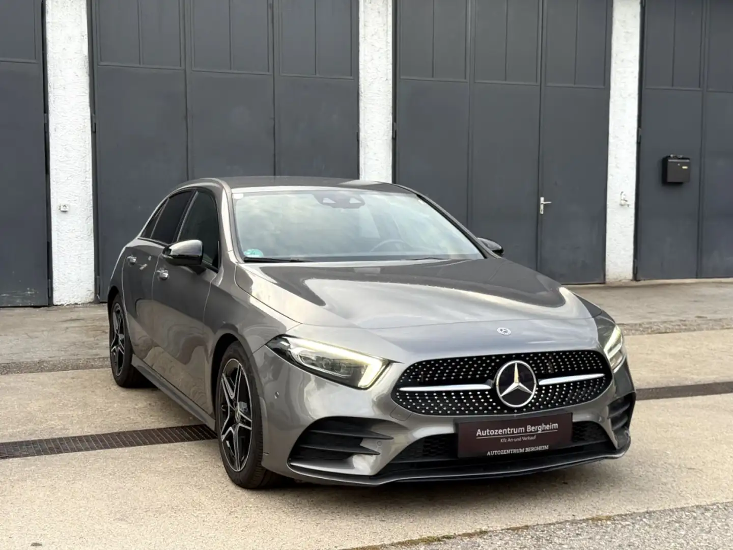 Mercedes-Benz A 180 Aut. AMG-Line / Ambiente / Kamera Grau - 1