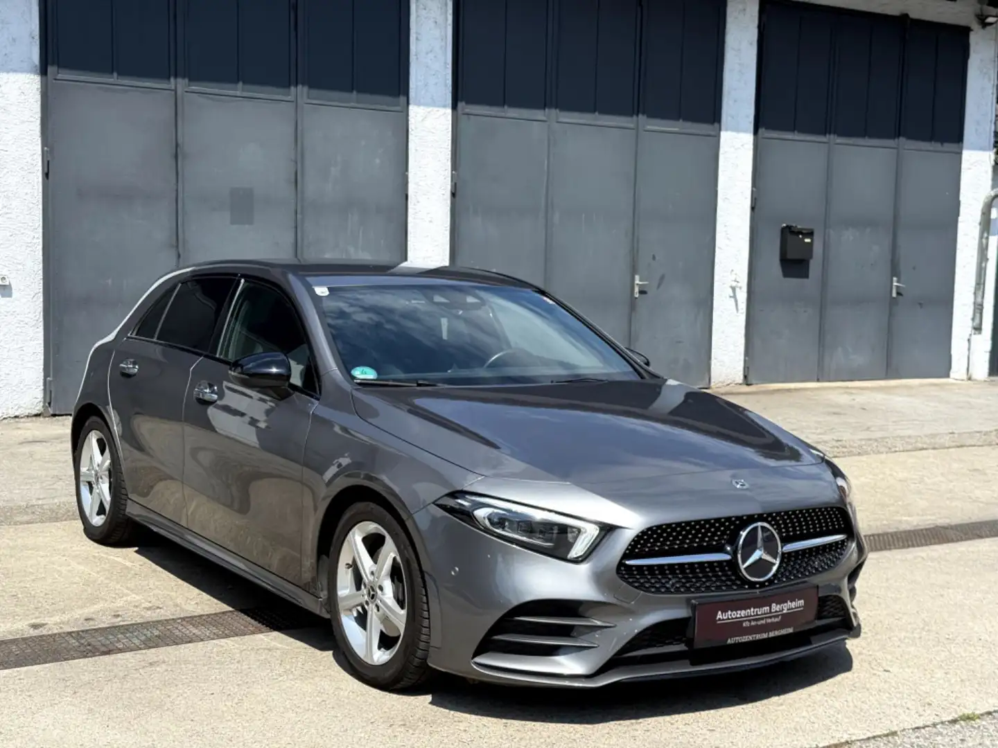 Mercedes-Benz A 180 Aut. AMG-Line / Ambiente / Kamera Grau - 2