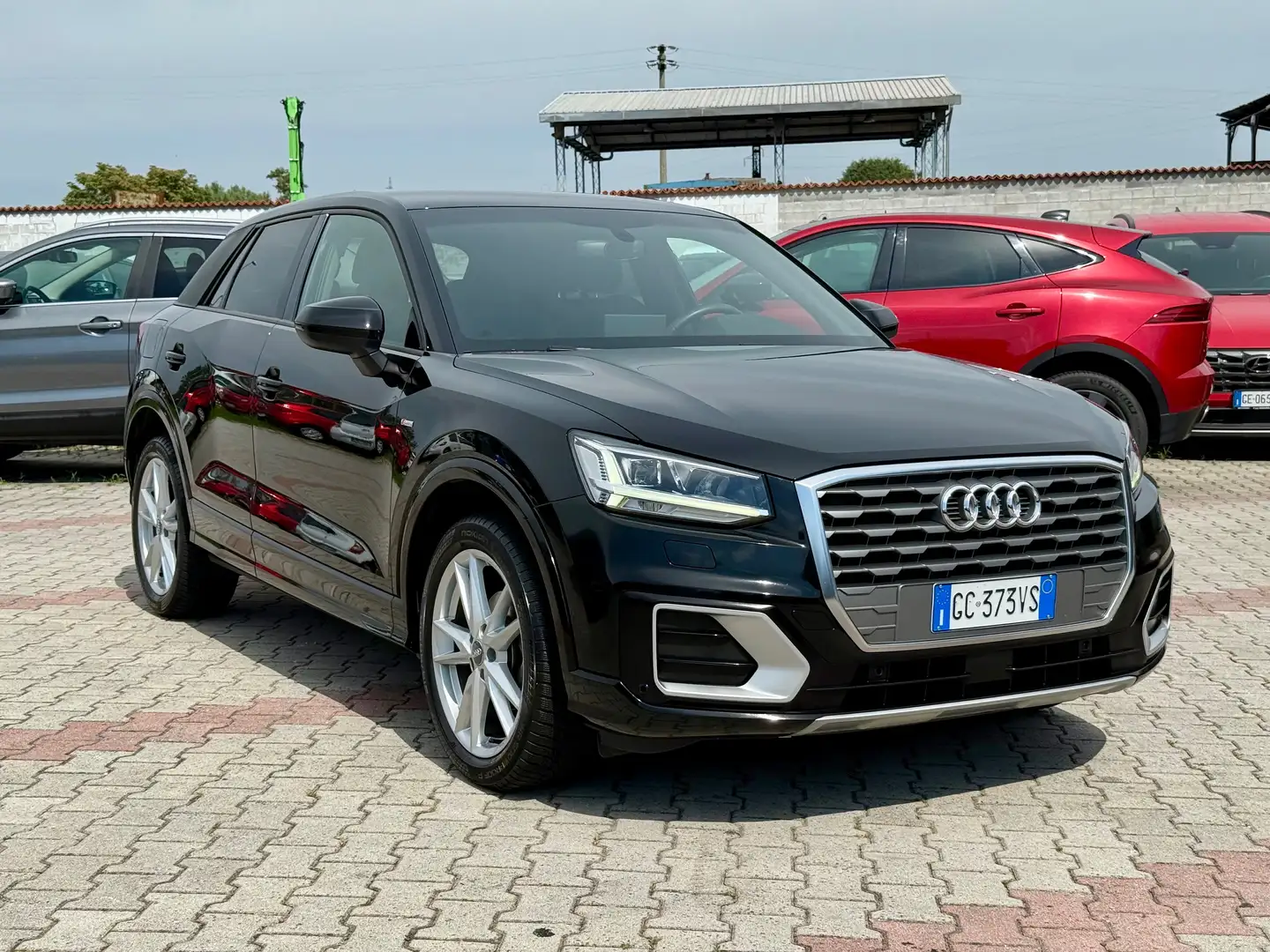 Audi Q2 35 1.5 tfsi S line  S-tronic ** GANCIO TRAINO ** Noir - 2