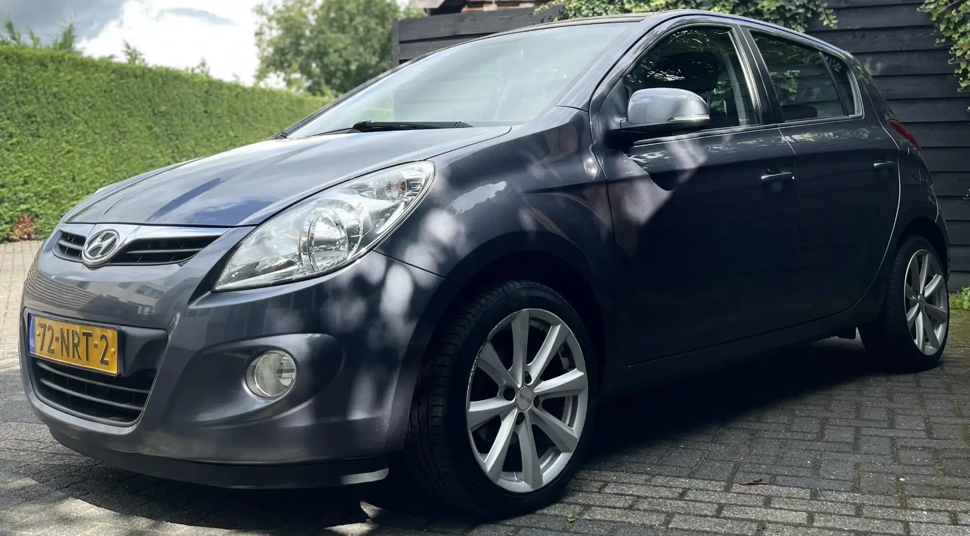Hyundai i20 1.4i i-Motion AUTOMAAT 2010 - DEALERONDERHOUDEN Grijs - 2