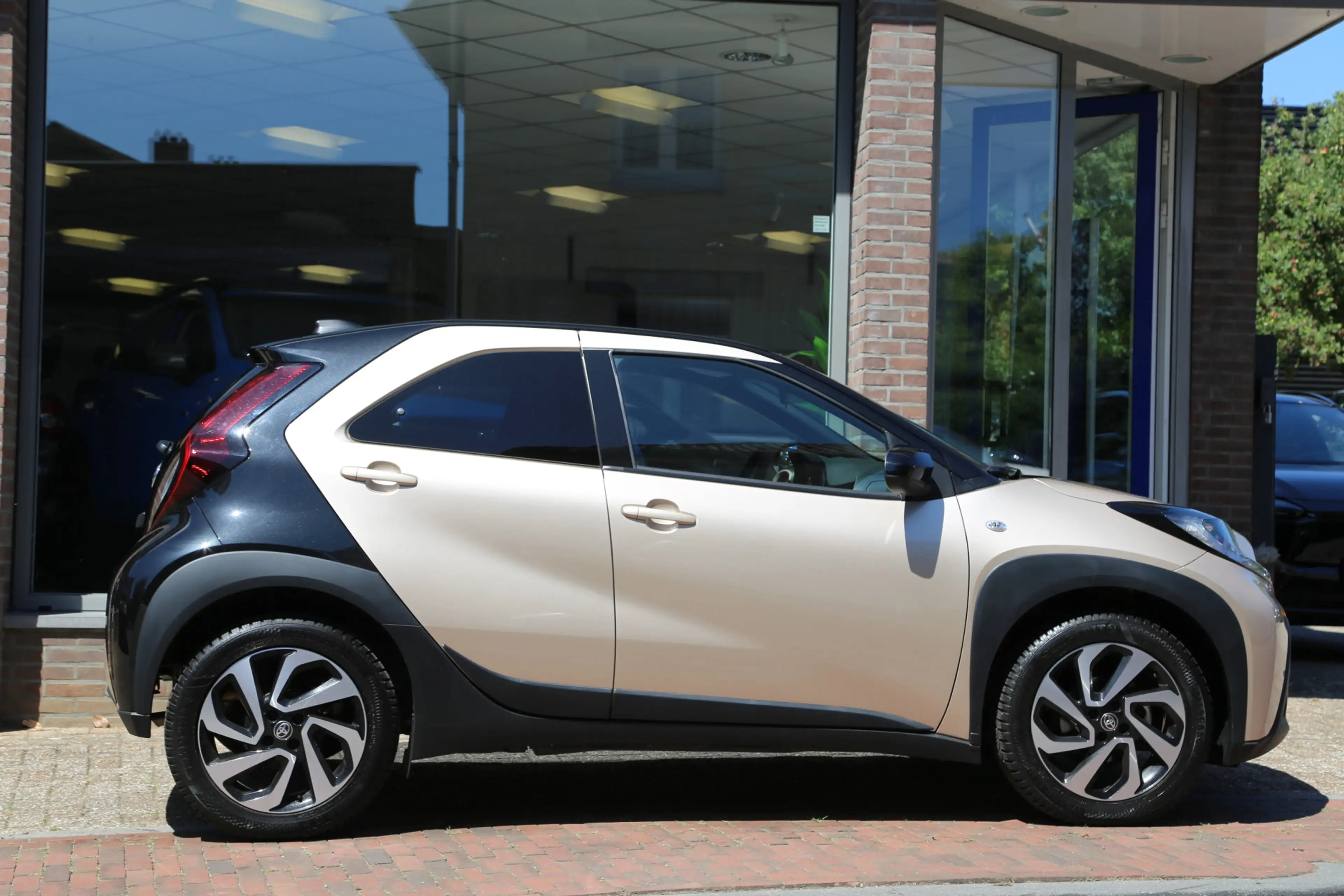 Toyota Aygo X 1.0 VVT-i MT Pulse Bi-Tone Navi Camera ACC — photo 2