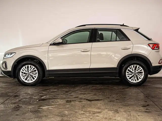 Volkswagen T-Roc view 2