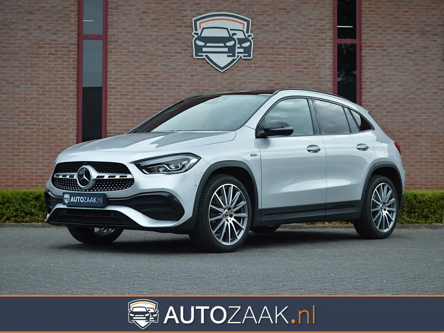 Mercedes-Benz GLA 250 250e AMG| Distronic | Panoramadak | Burmester Zilver - 1