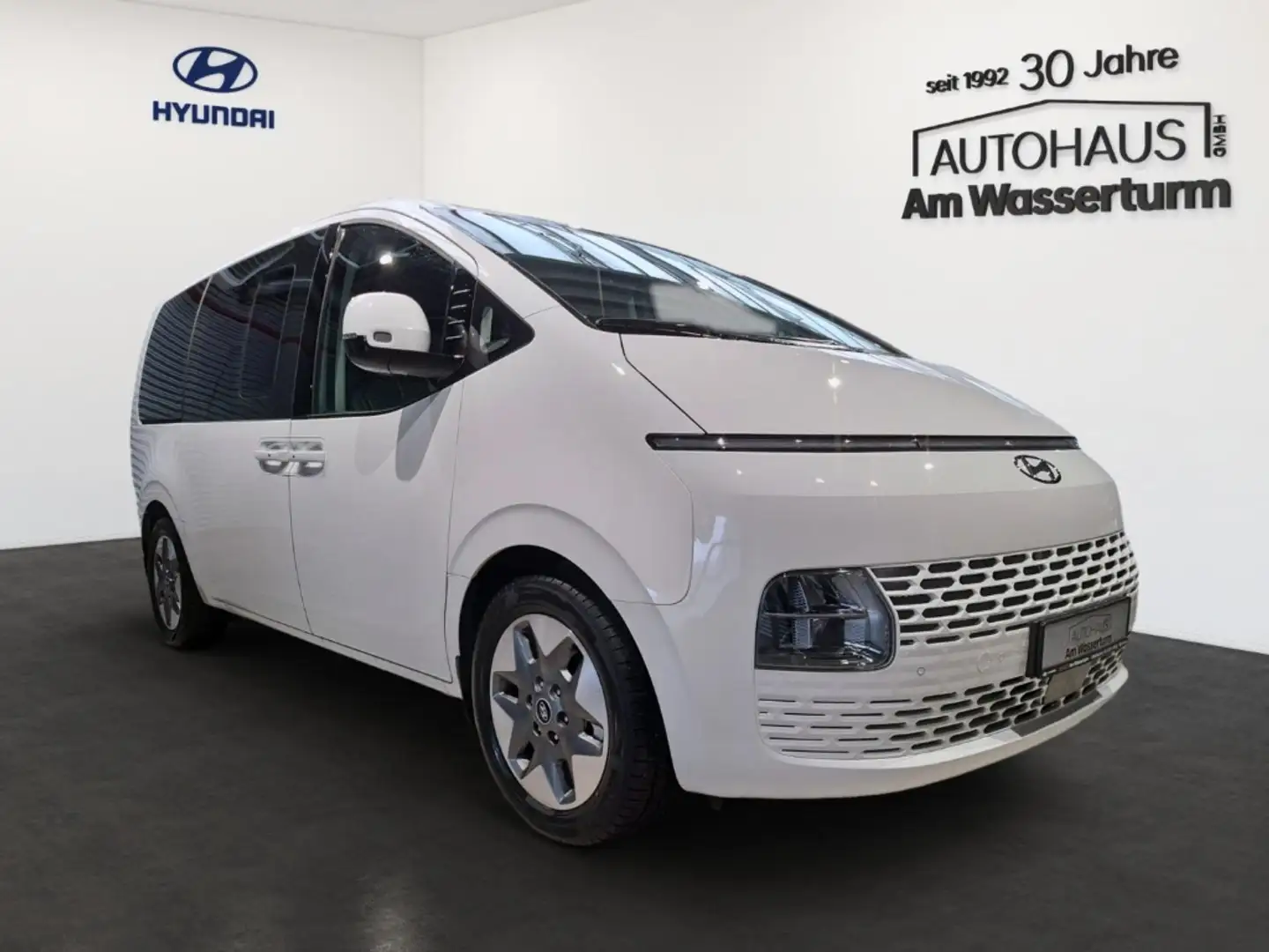 Hyundai STARIA 2.2 CRDi 8DCT 2WD Prime 9-Sitzer PANO LEDER NAVI L Weiß - 2