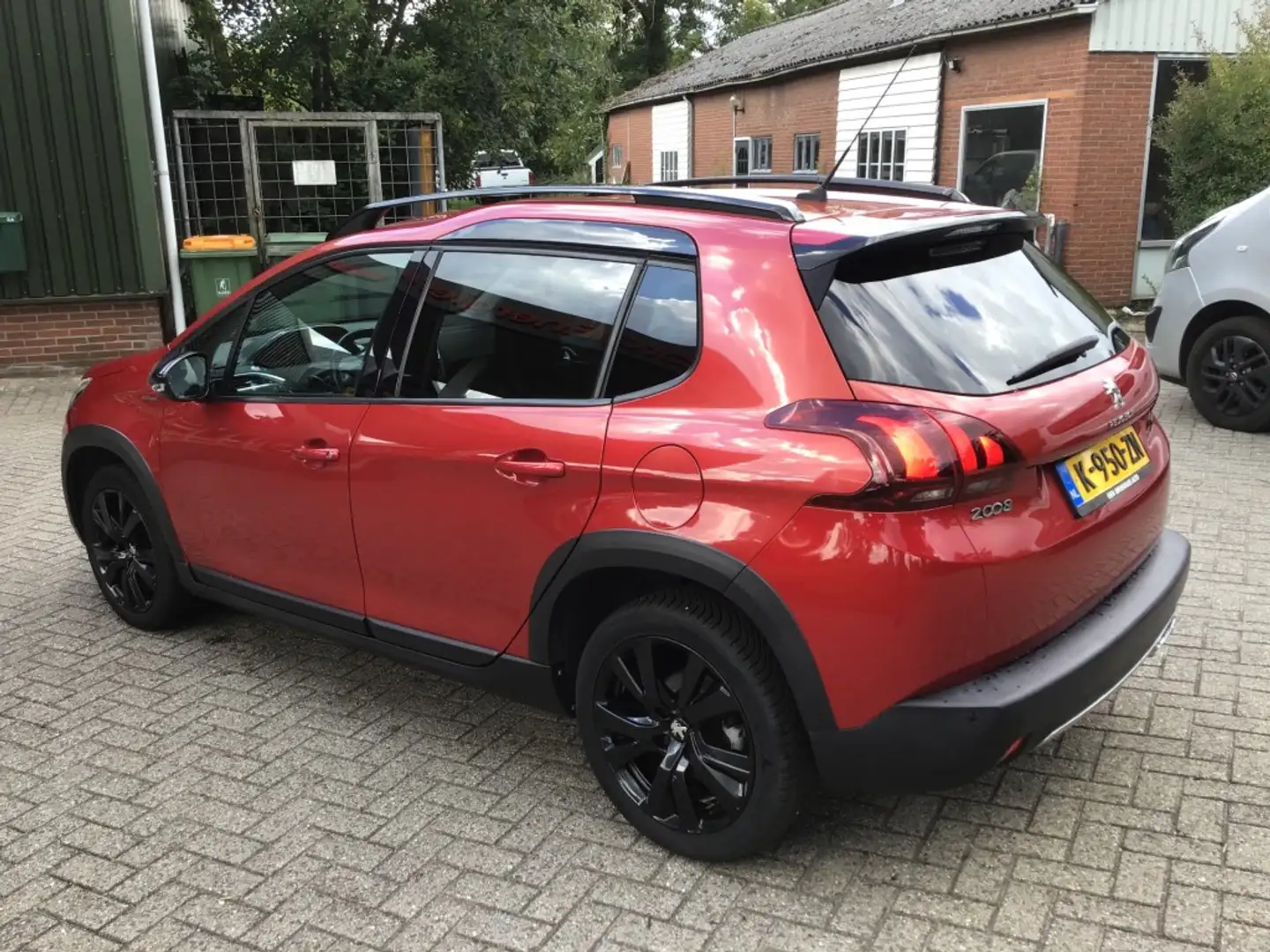 Peugeot 2008 1.2 PURETECH GT-LINE 130 PK Rot - 2