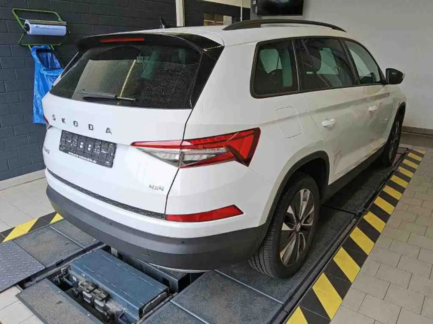 Skoda Kodiaq Clever 2.0TDI 4x4 DSG LED 360° PANO Stdhz Weiß - 2