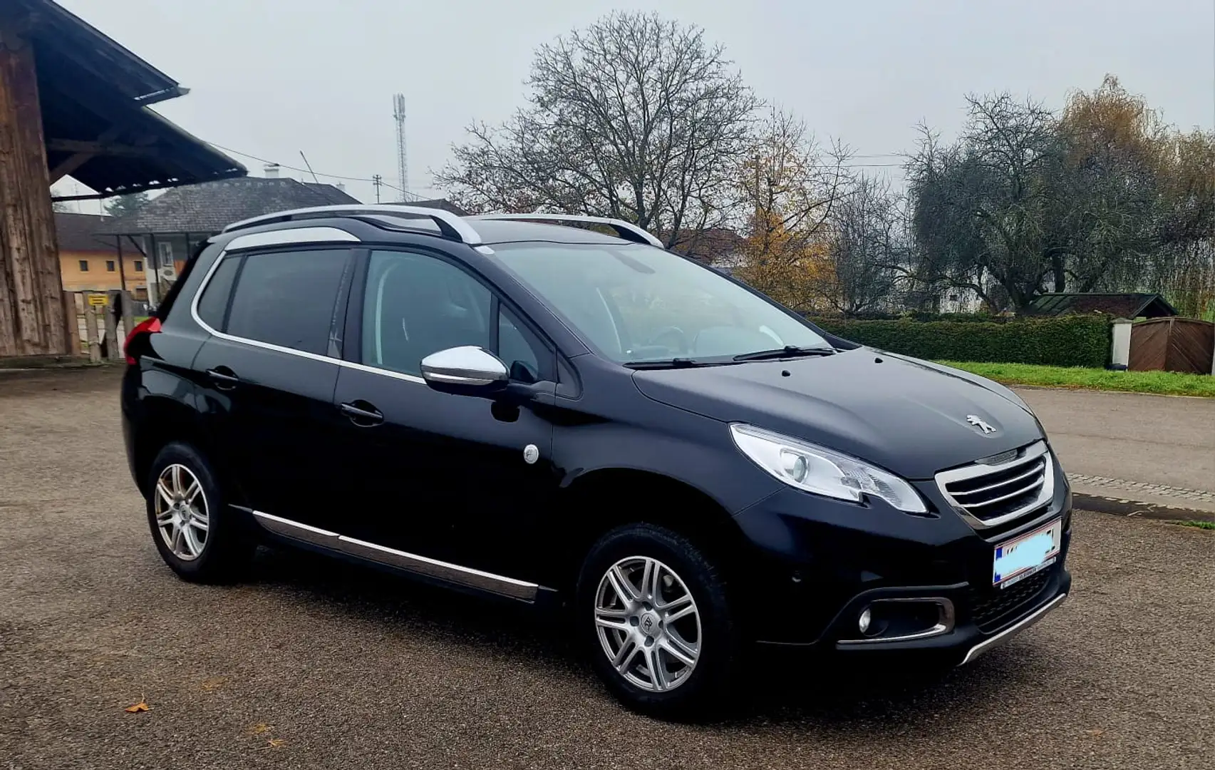 Peugeot 2008 1,2 PureTech 110 S&S Allure Schwarz - 1